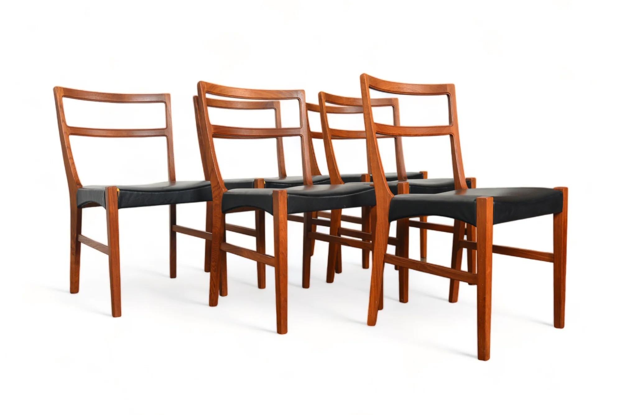 Set Of Six Teak Dining Chairs By Johannes Andersen In Good Condition For Sale In Berkeley, CA