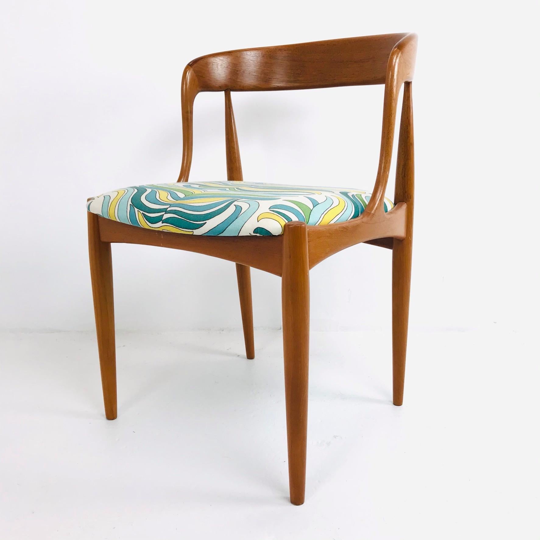 Set of Six Teak Midcentury Dining Chairs In Good Condition In Dallas, TX