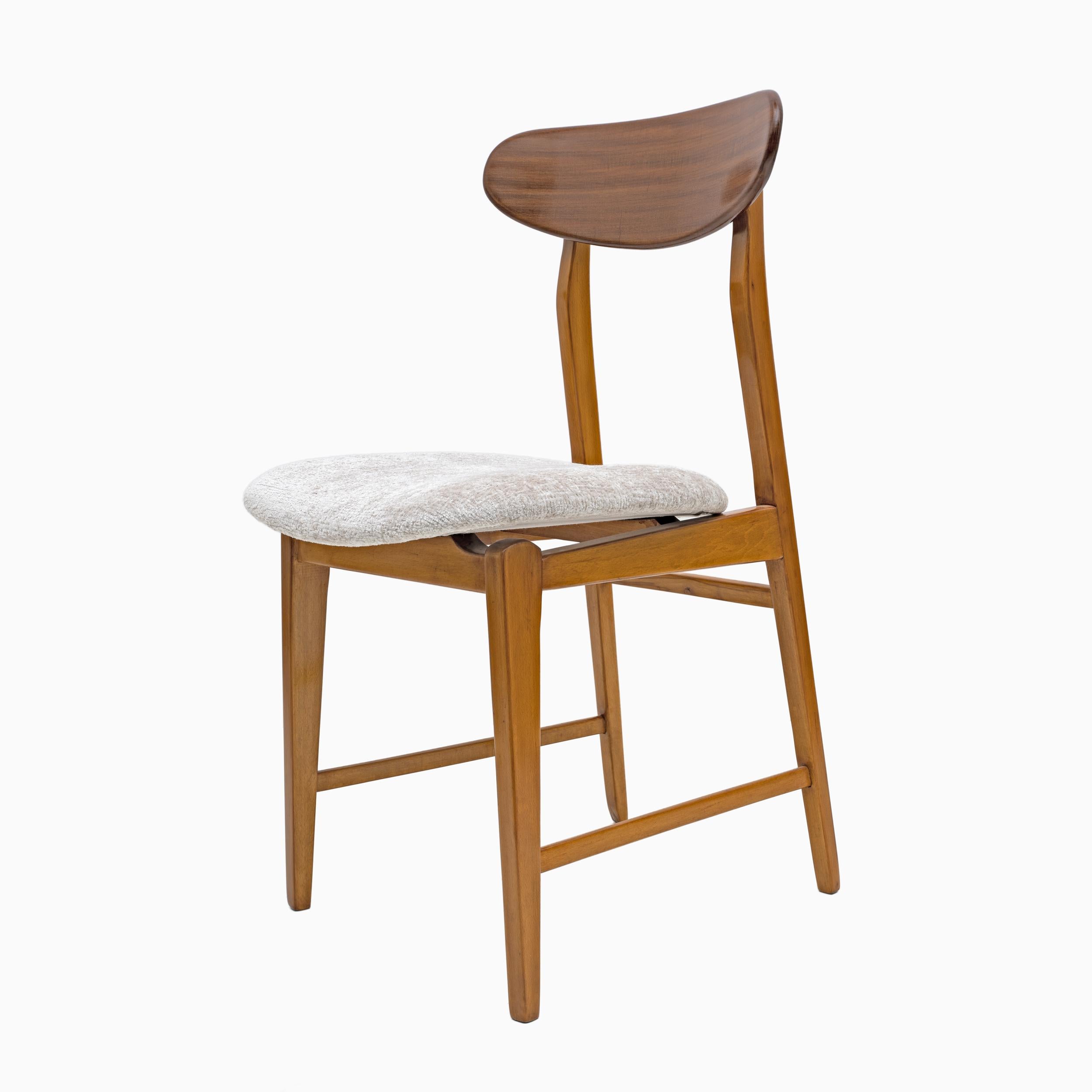 Set di sei sedie da pranzo, Teak e rivestimento in tessuto Fabrice, Danimarca, anni '60

Sedie molto eleganti che si adattano perfettamente a un tavolo da pranzo o da conferenza. Lo schienale ovale e curvo è impiallacciato in legno di mogano ed è