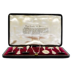 Set di sei cucchiaini e pinze da zucchero con busto di Re Edoardo VII Set di sei cucchiaini e pinze da zucchero con busto di Re Edoardo VII