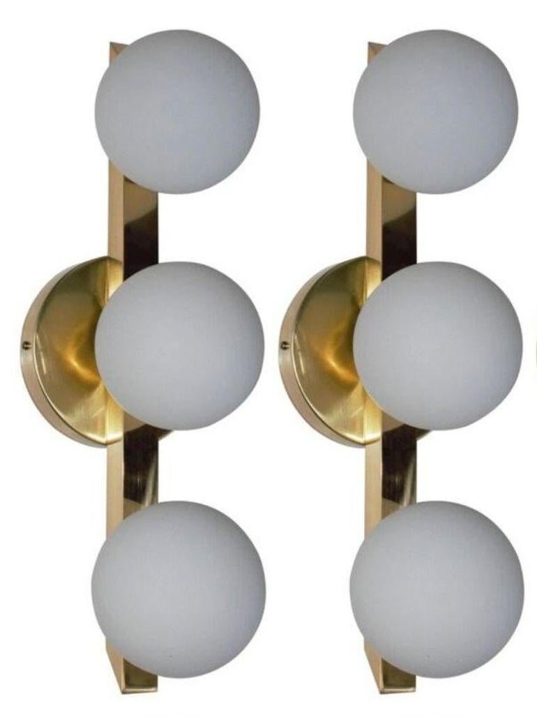 Satz von sechs italienischen Murano-Wandleuchten mit mundgeblasenen weißen Murano-Glaskugeln auf polierten Messingrahmen / Made in Italy, 1970er Jahre.
Höhe: 20 Zoll / Tiefe: 7,5 Zoll / Breite: 6 Zoll