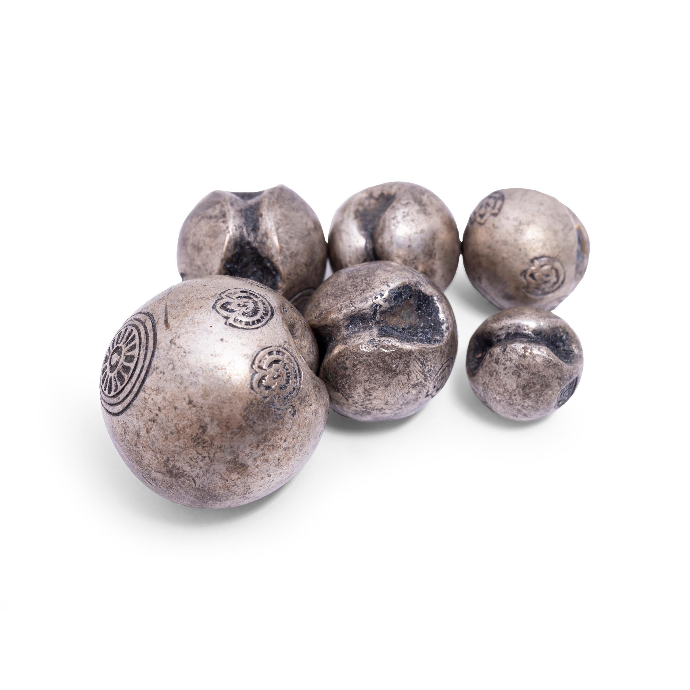 XIX secolo Set di sei monete d'argento thailandesi Photduang Bullet in vendita
