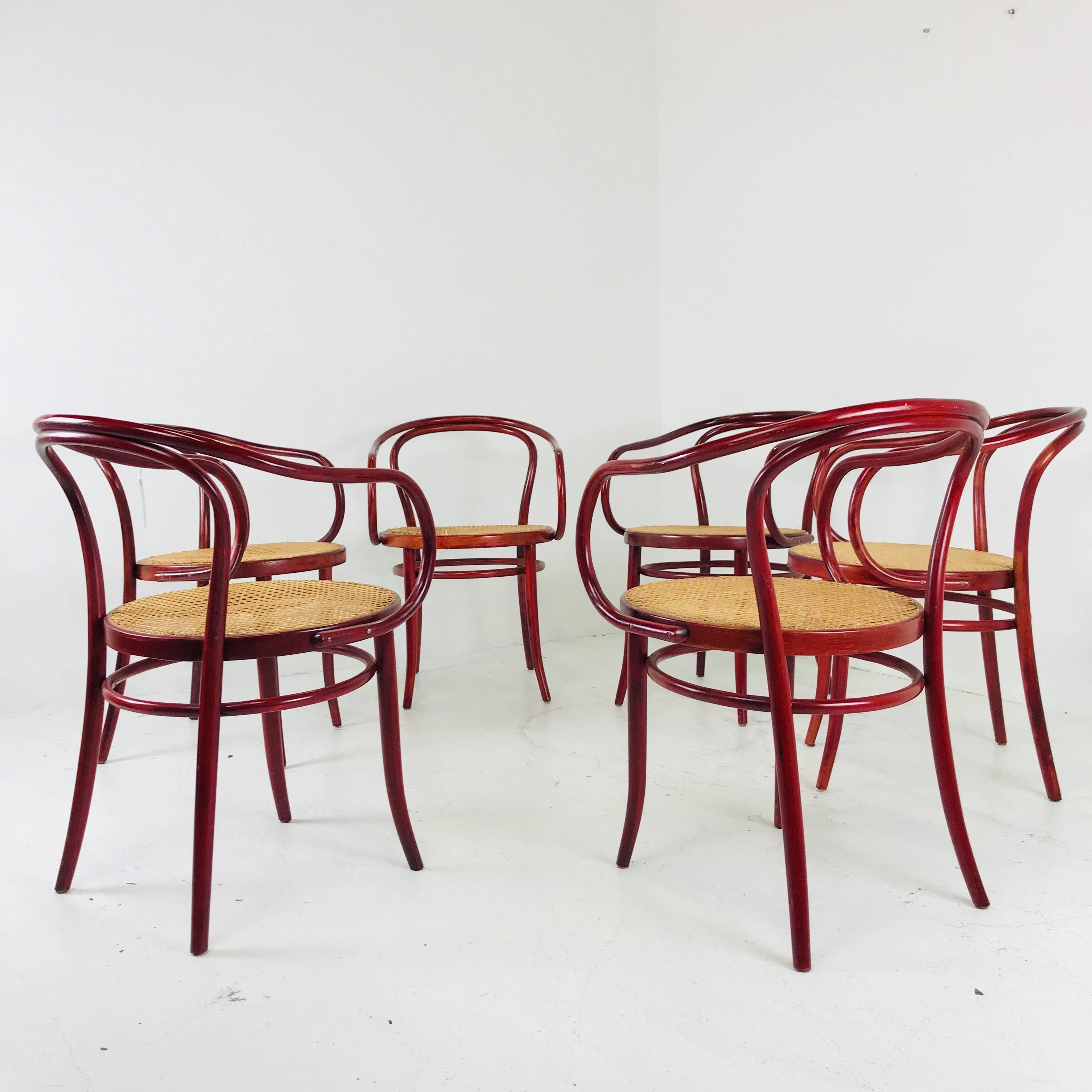 Set of six Thonet bentwood armchairs. In good vintage condition with visible wear due to use.
Refinishing is recommended.

Dimensions: 21.5