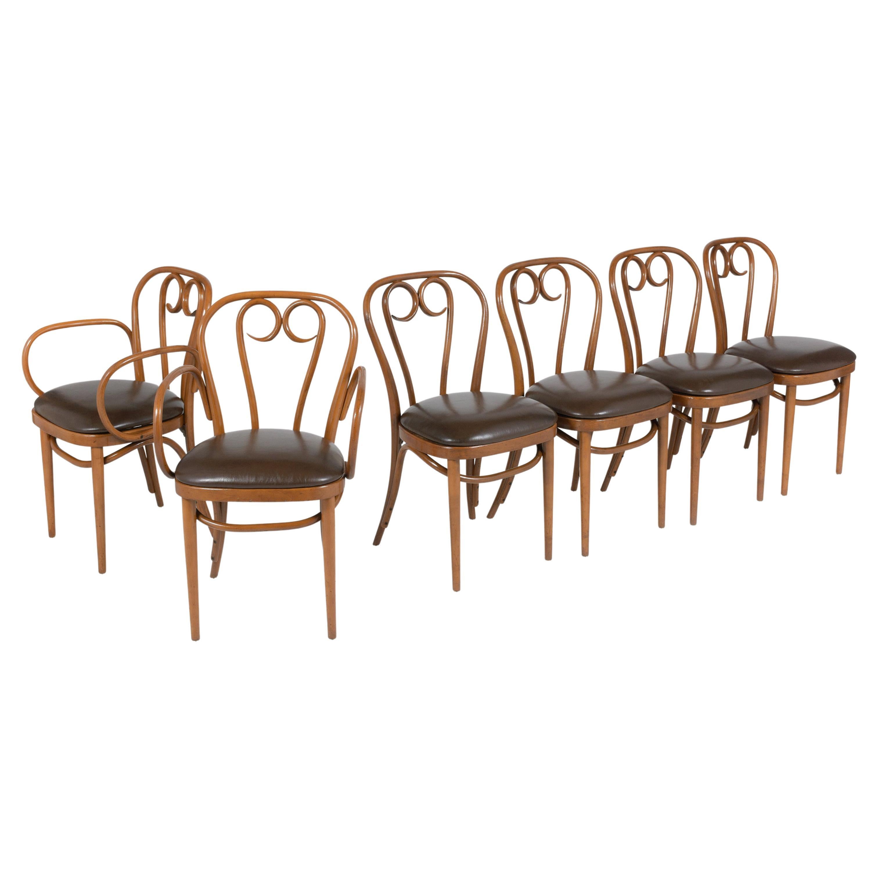 Mit diesem exquisiten Set aus sechs Thonet Bugholzstühlen, bestehend aus zwei Sesseln und vier Beistellstühlen, die liebevoll restauriert wurden, können Sie Ihr Esszimmer in neuem Glanz erstrahlen lassen. Diese ikonischen Stühle zeugen von Thonets