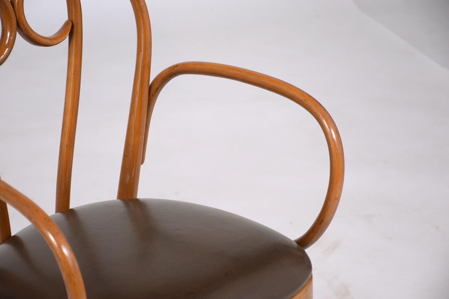 Art-Deco Thonet-Esszimmerstühle aus Bugholz und Leder mit Nussbaumholz-Finish - Sechser-Set (Polster) im Angebot