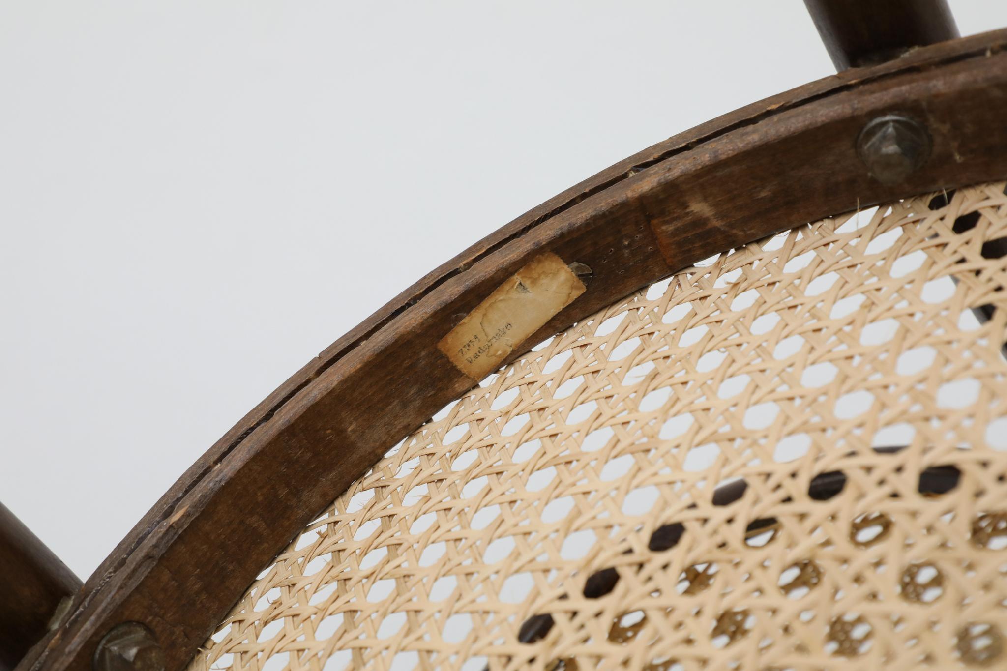 Satz von sechs Thonet Bugholz-Bistrostühlen mit hoher Rückenlehne und Rohr, Anfang 20. im Angebot 13