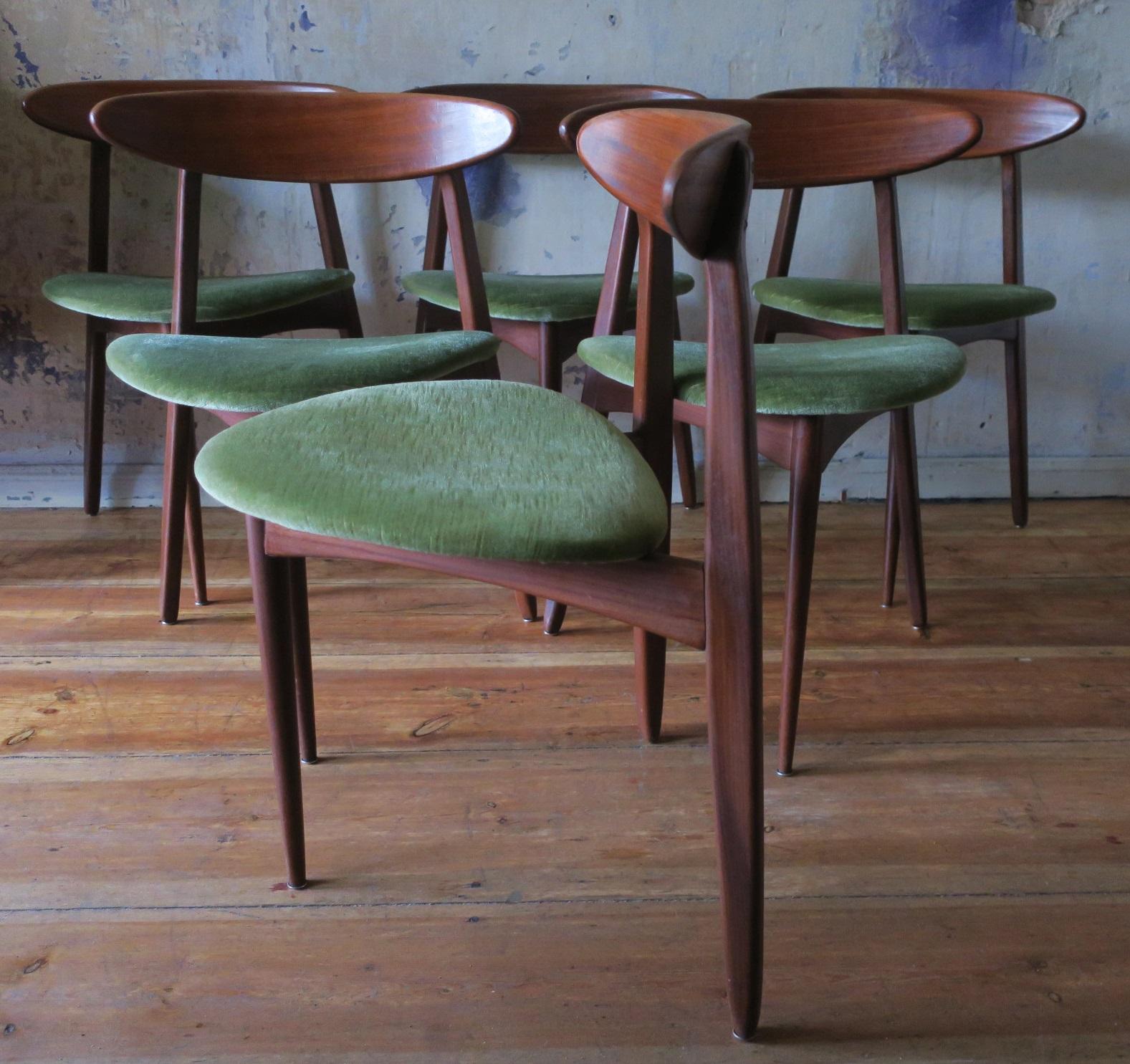 Mid-Century moderno Set di sei sedie da pranzo danesi a tre gambe in teak anni '60 in vendita