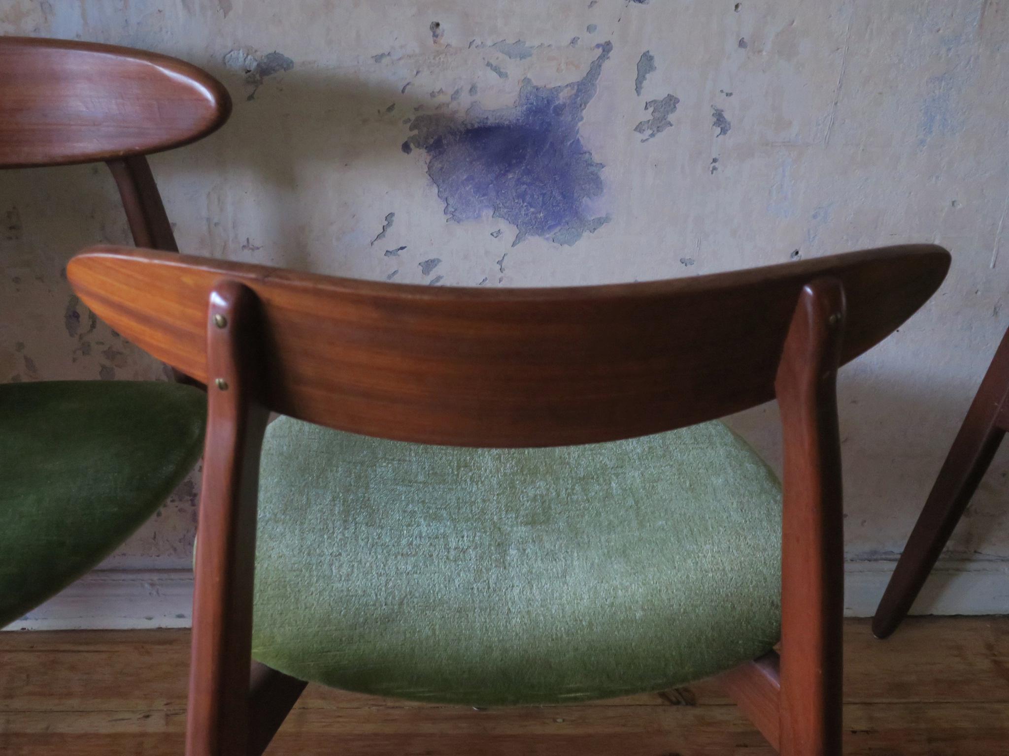Danese Set di sei sedie da pranzo danesi a tre gambe in teak anni '60 in vendita
