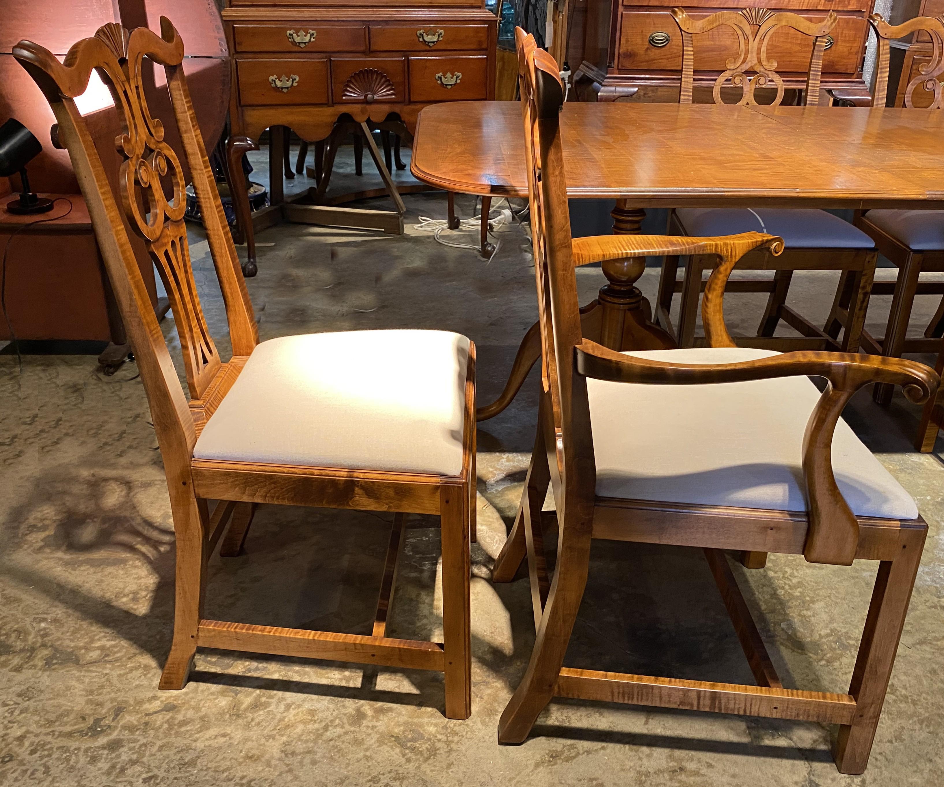 Satz von sechs Esszimmerstühlen aus Tigerahorn im Chippendale-Stil von DR Dimes (20. Jahrhundert) im Angebot