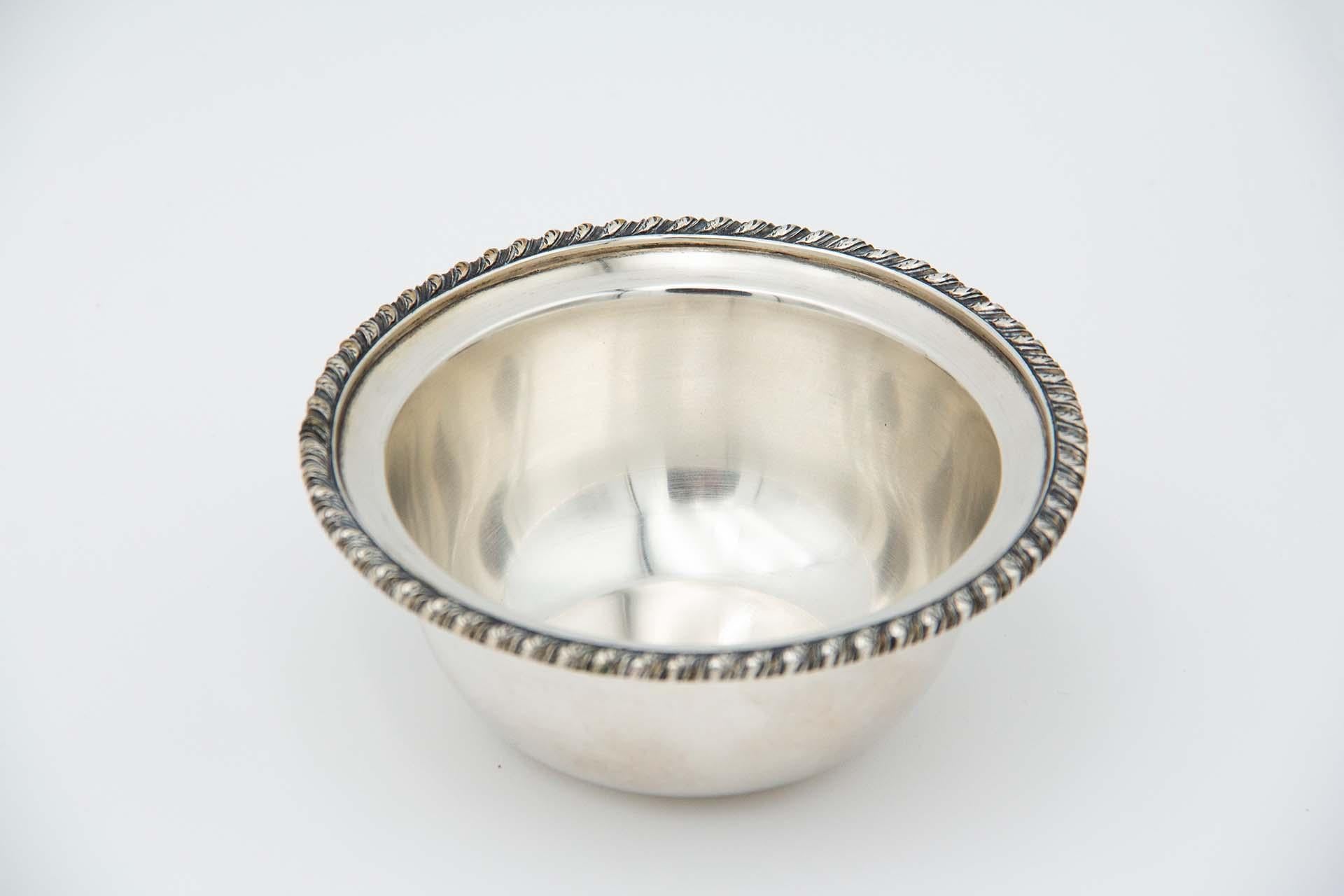 Set of six toilets with relief on the edges In Good Condition For Sale In Porto, PT