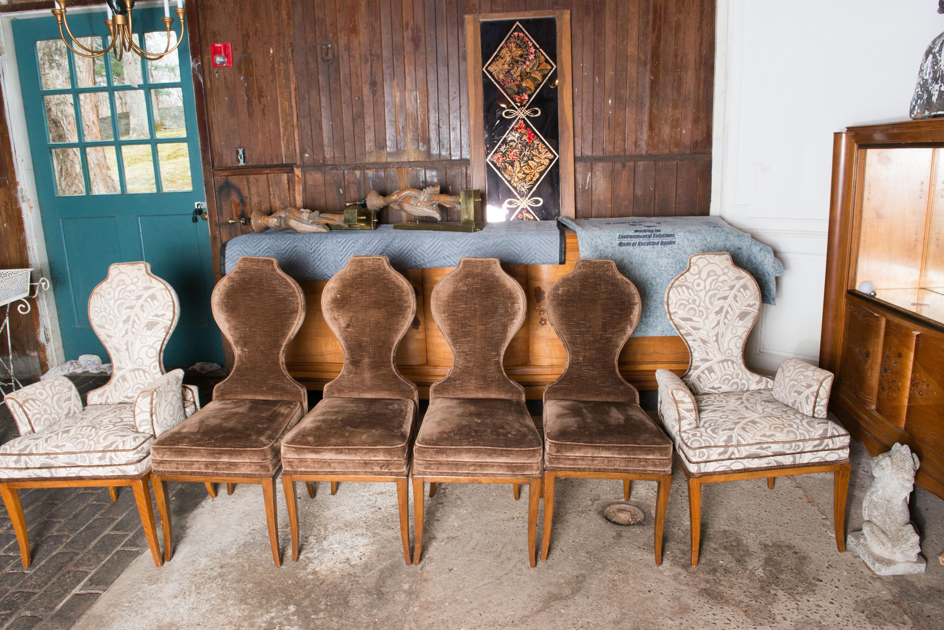 Ensemble de 6 chaises de salle à manger rares de Tommi Parzinger. Deux fauteuils. Quatre chaises d'appoint. Tissus et finitions originaux. 
Hauteur des bras 24,5