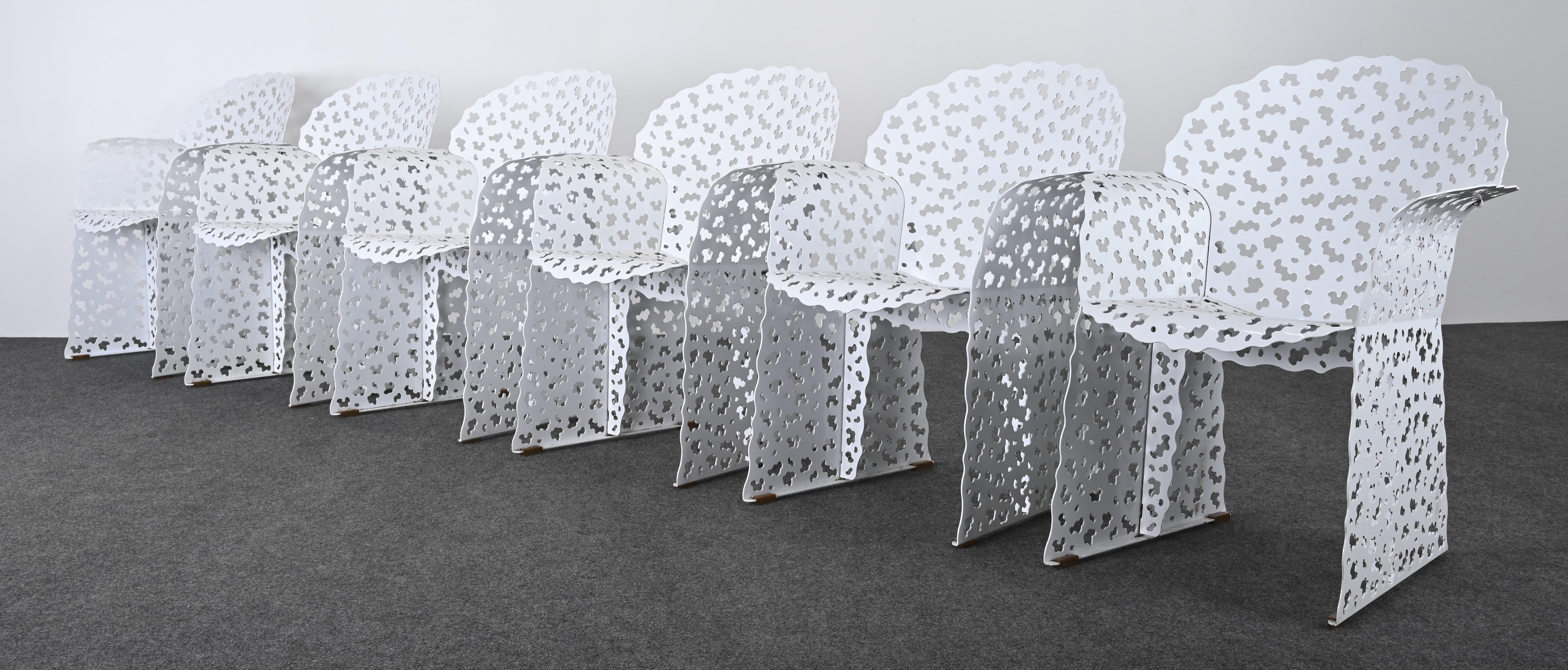 Une magnifique Collectional de six chaises de salle à manger recouvertes de poudre blanche pour Knoll. Ces chaises ont été conçues par le célèbre designer Richard Schultz, qui crée des objets ressemblant à des œuvres d'art et à des sculptures. Le