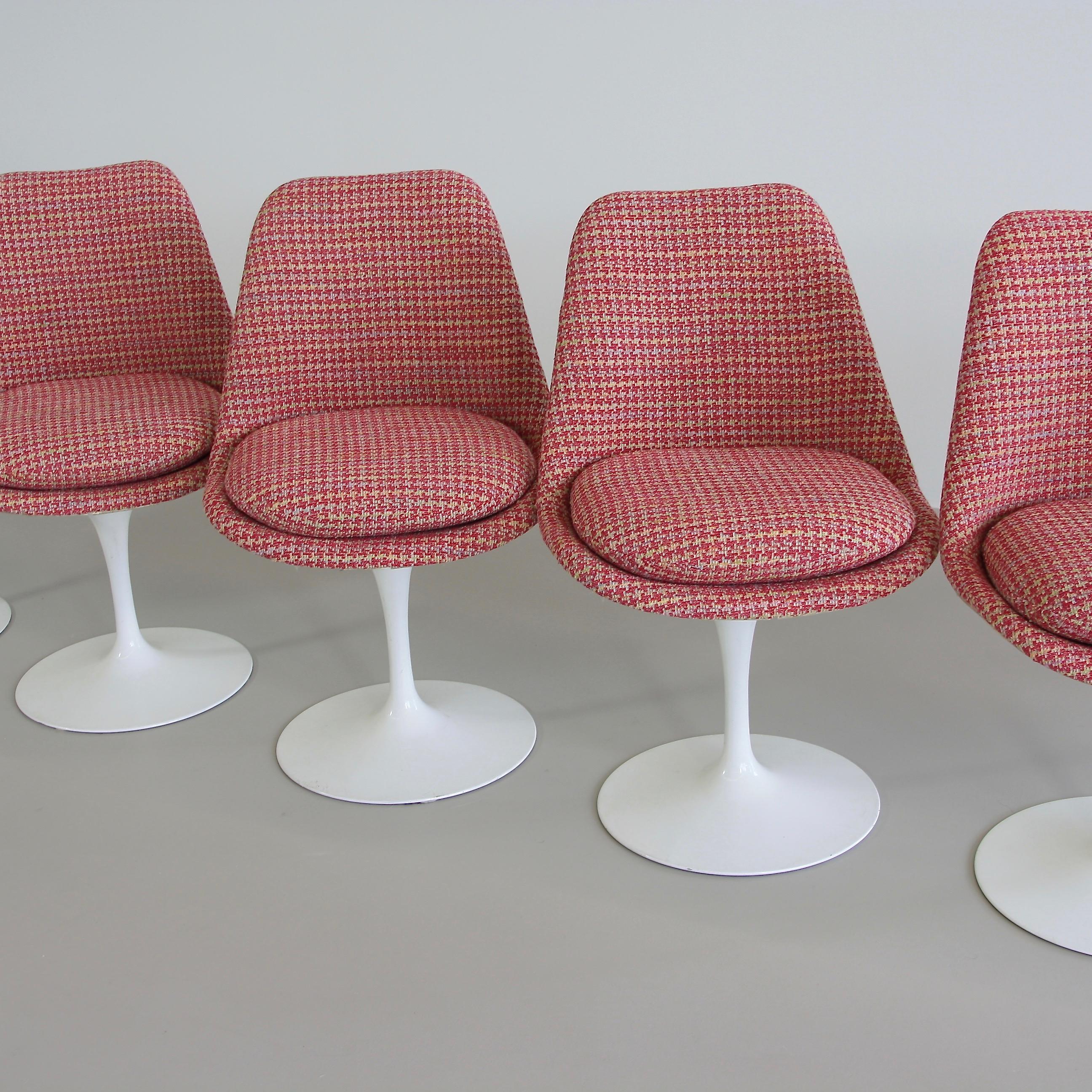 Set of 6 upholstered tulip chairs designed by Eero Saarinen, USA, Knoll International, 1957.

White cast aluminum tulip bases with (five) swiveling seats. Early original chairs with 'Knoll International' logo underside of the base. Seat and back
