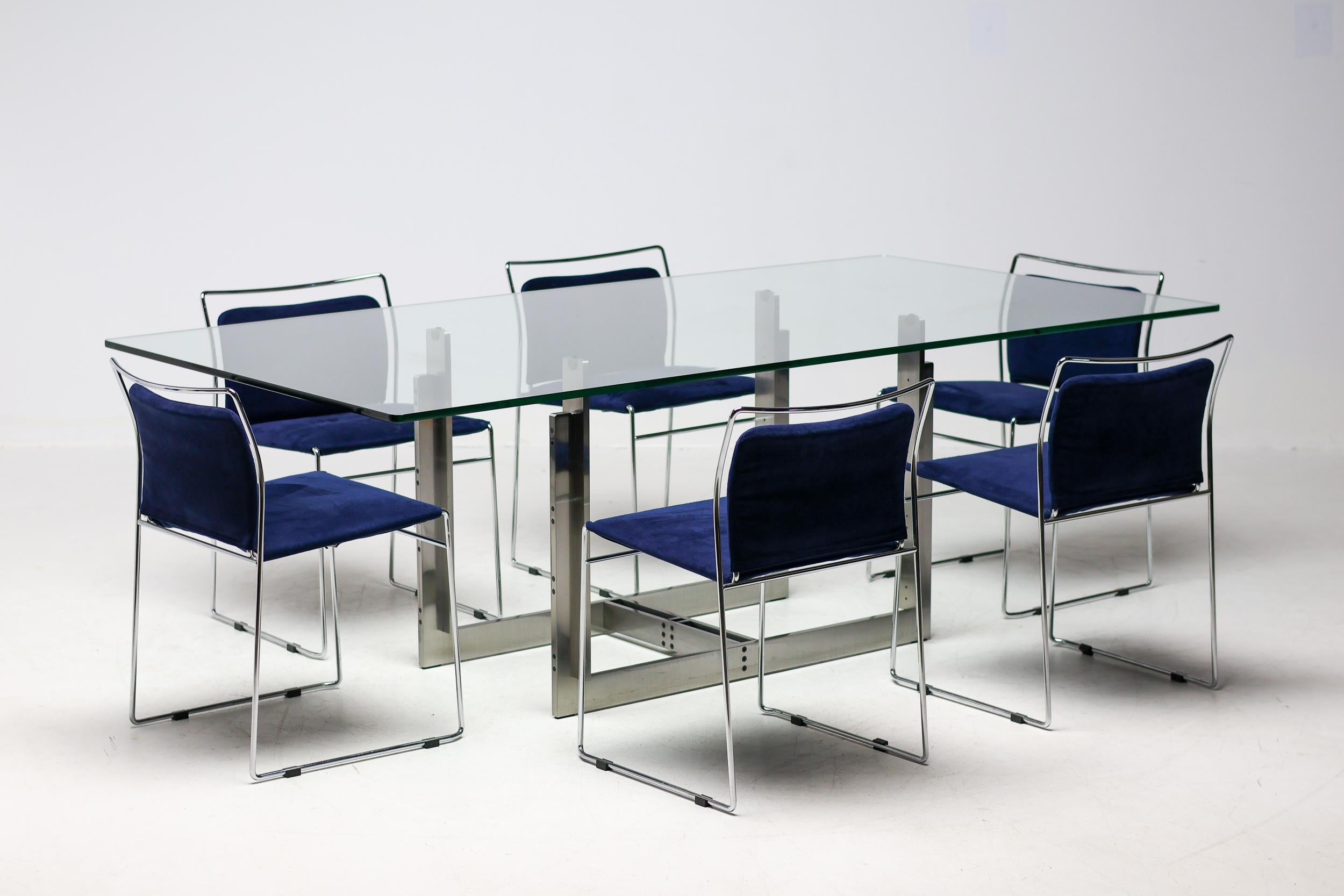 Der Tulu-Stuhl wurde 1966 von dem japanischen Designer Kazuhide Takahama für Simon International entworfen. 
Die Tulu ist eines der allerersten Modelle, die den Weg für die Verwendung von verchromten Stahlstäben ebneten. Der Stahlstab ermöglicht die