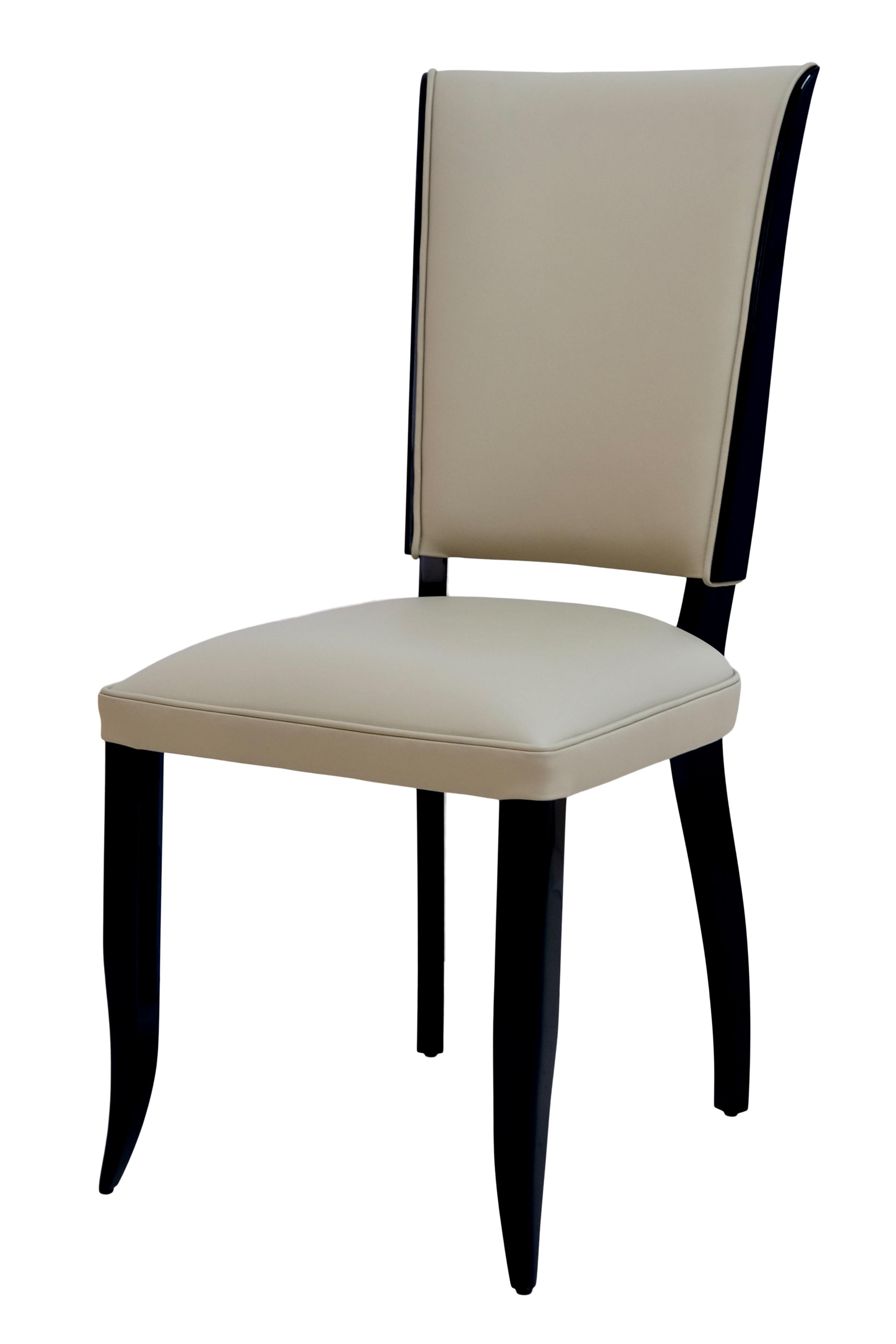 Dining room chairs with deep seat, therefore best suited for tall people
High gloss black piano lacquer
Beige leather, freshly upholstered

Set consisting of 6 pieces

Original Art Deco, France 1930s

Dimensions:
Width: 46 cm
Height: 108