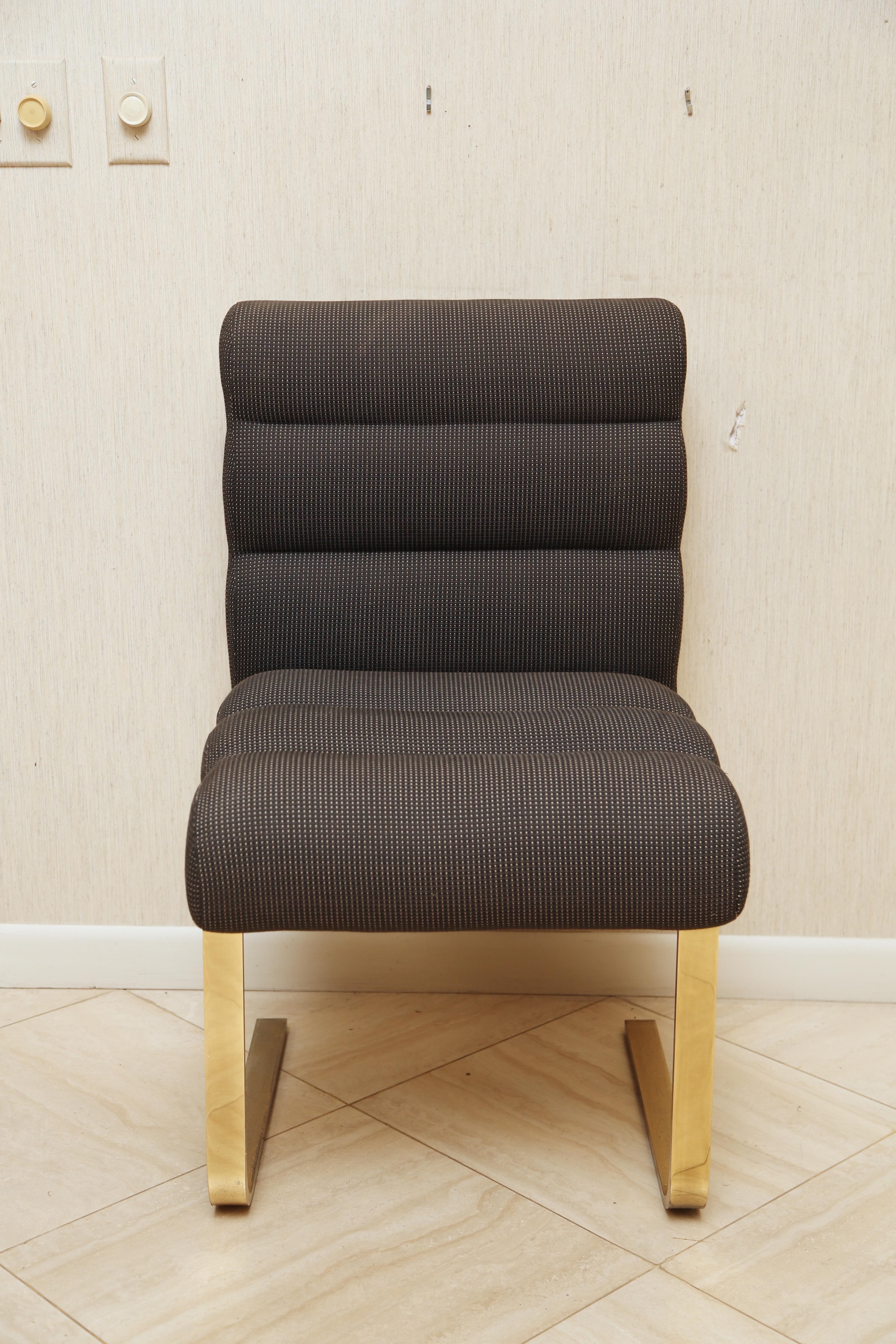 Bestehend aus zwei Sesseln und vier Beistellstühlen mit originaler anthrazitfarbener Polsterung, die auf freitragenden Beinen aus Messing stehen. Diese sind selten in goldfarbenem Metall zu finden.