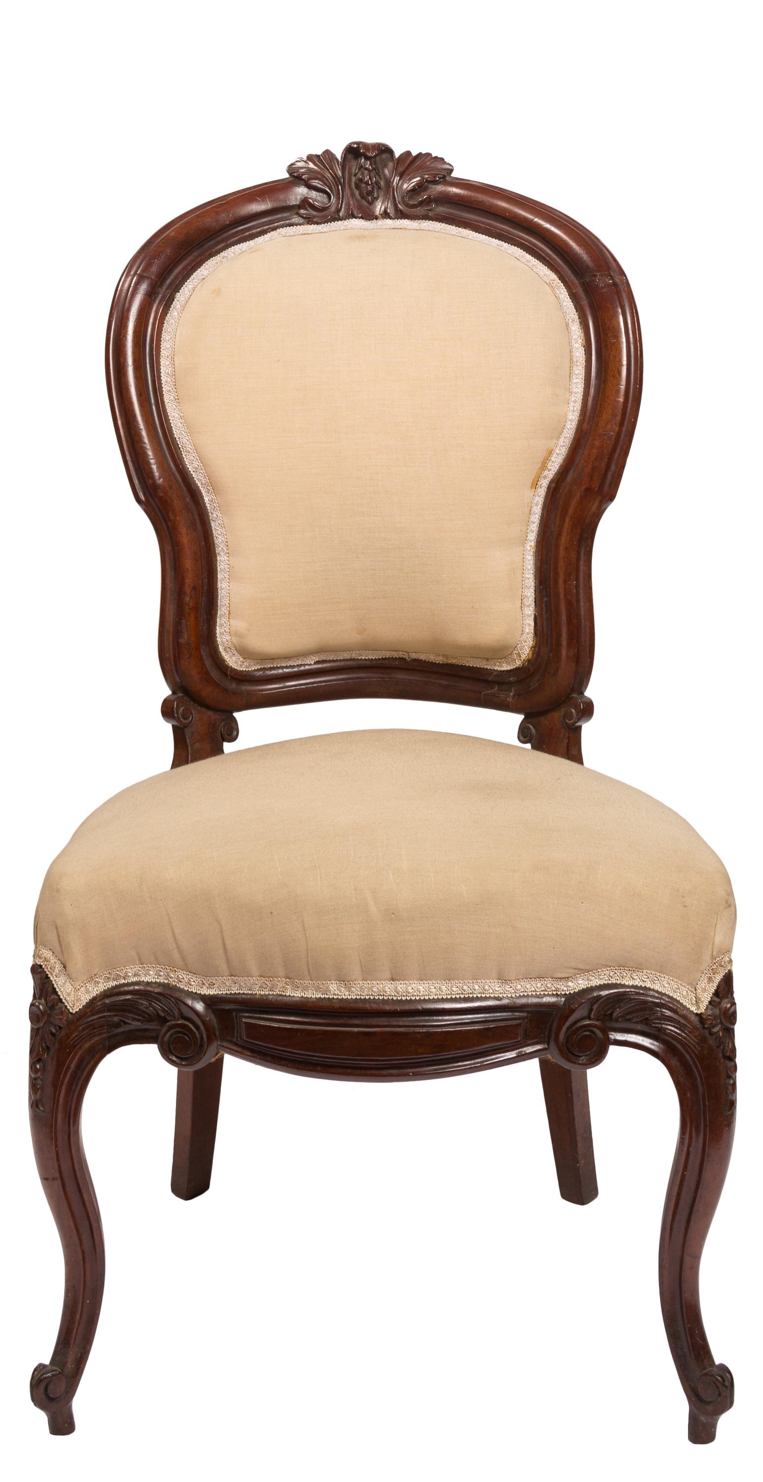 Ensemble de six chaises d'appoint espagnoles tapissées et sculptées de la période Isabelina/Victoriane en vente 3