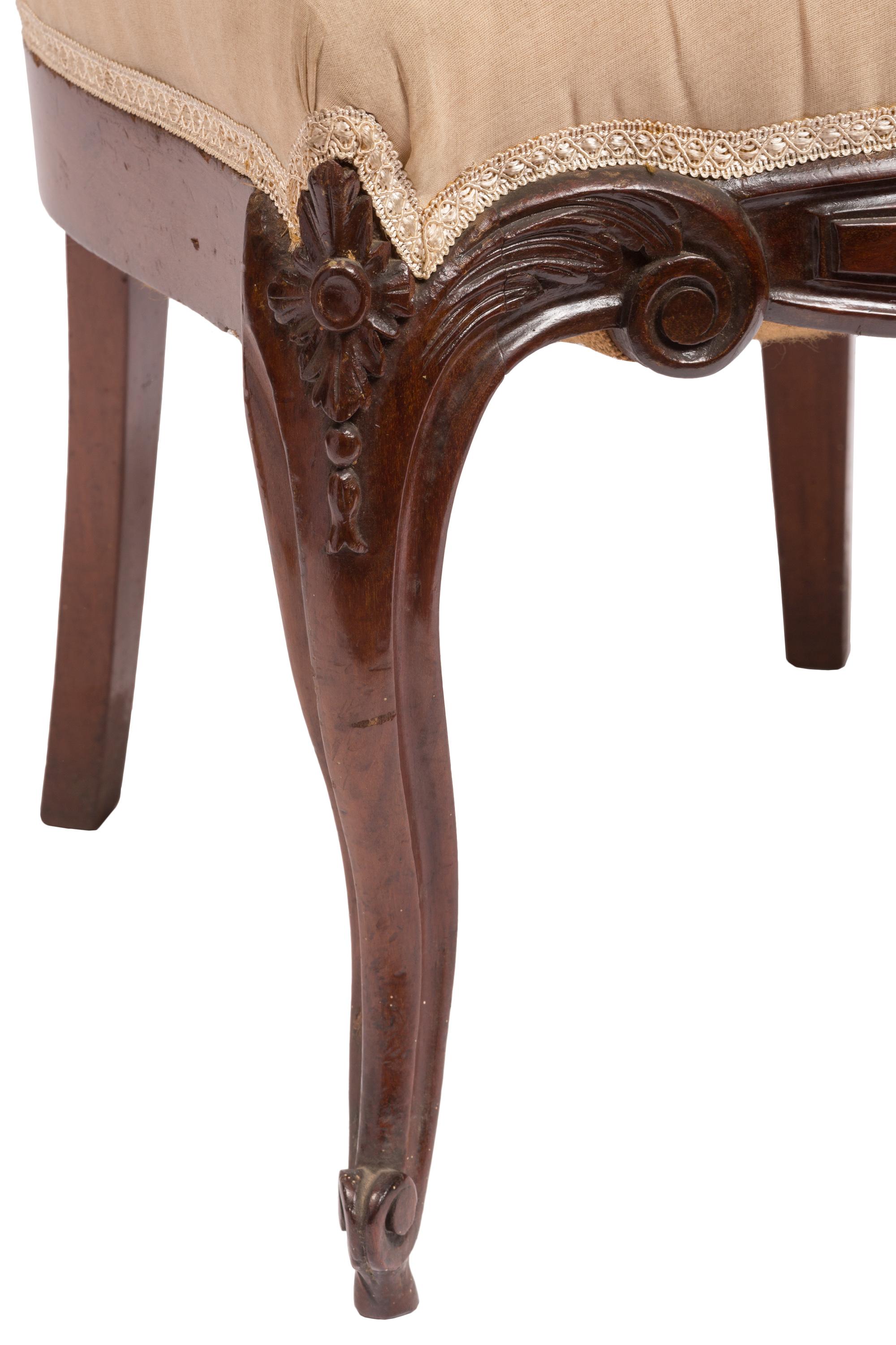 Ensemble de six chaises d'appoint espagnoles tapissées et sculptées de la période Isabelina/Victoriane en vente 6