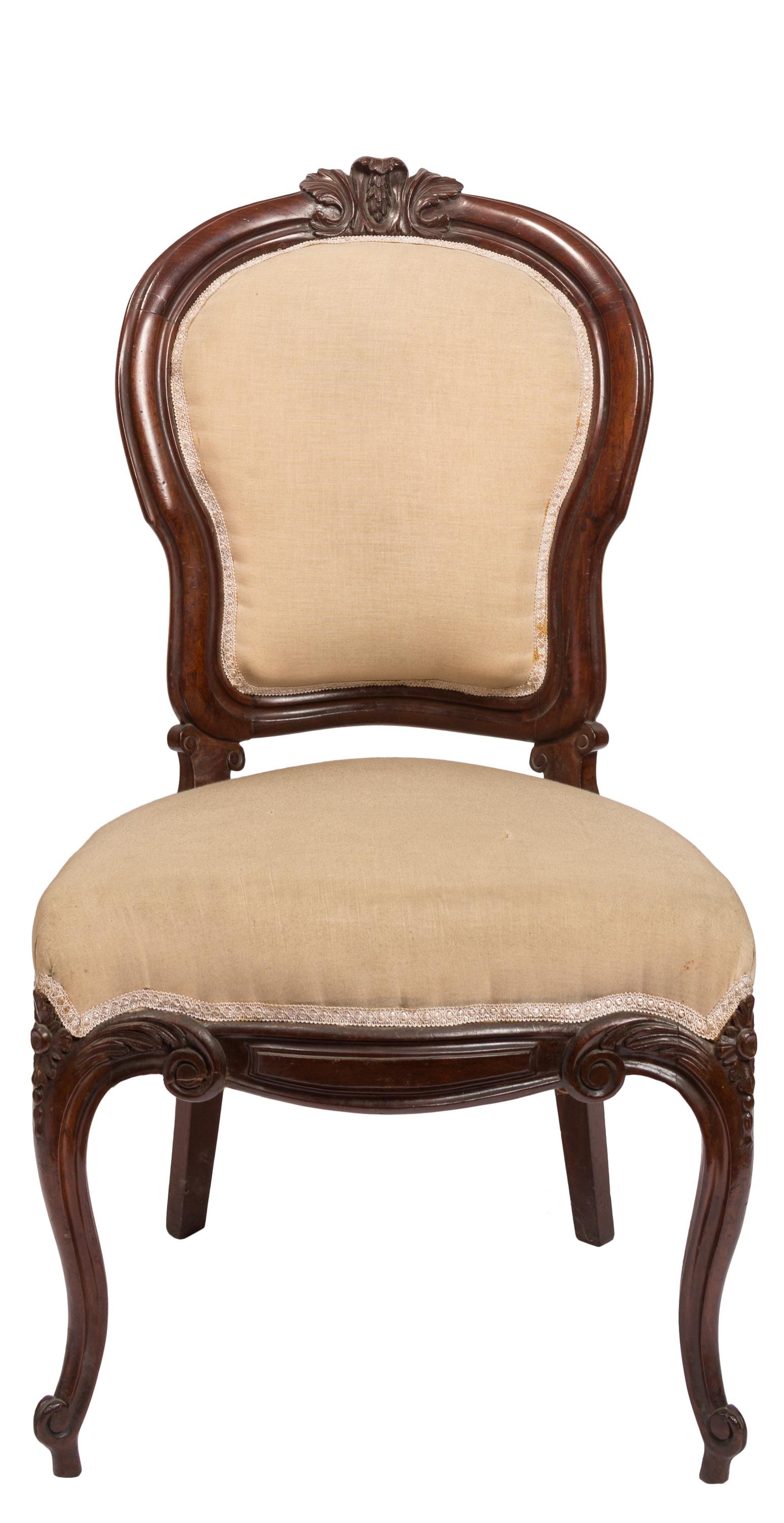 Ensemble de six chaises d'appoint espagnoles tapissées et sculptées de la période Isabelina/Victoriane en vente 1