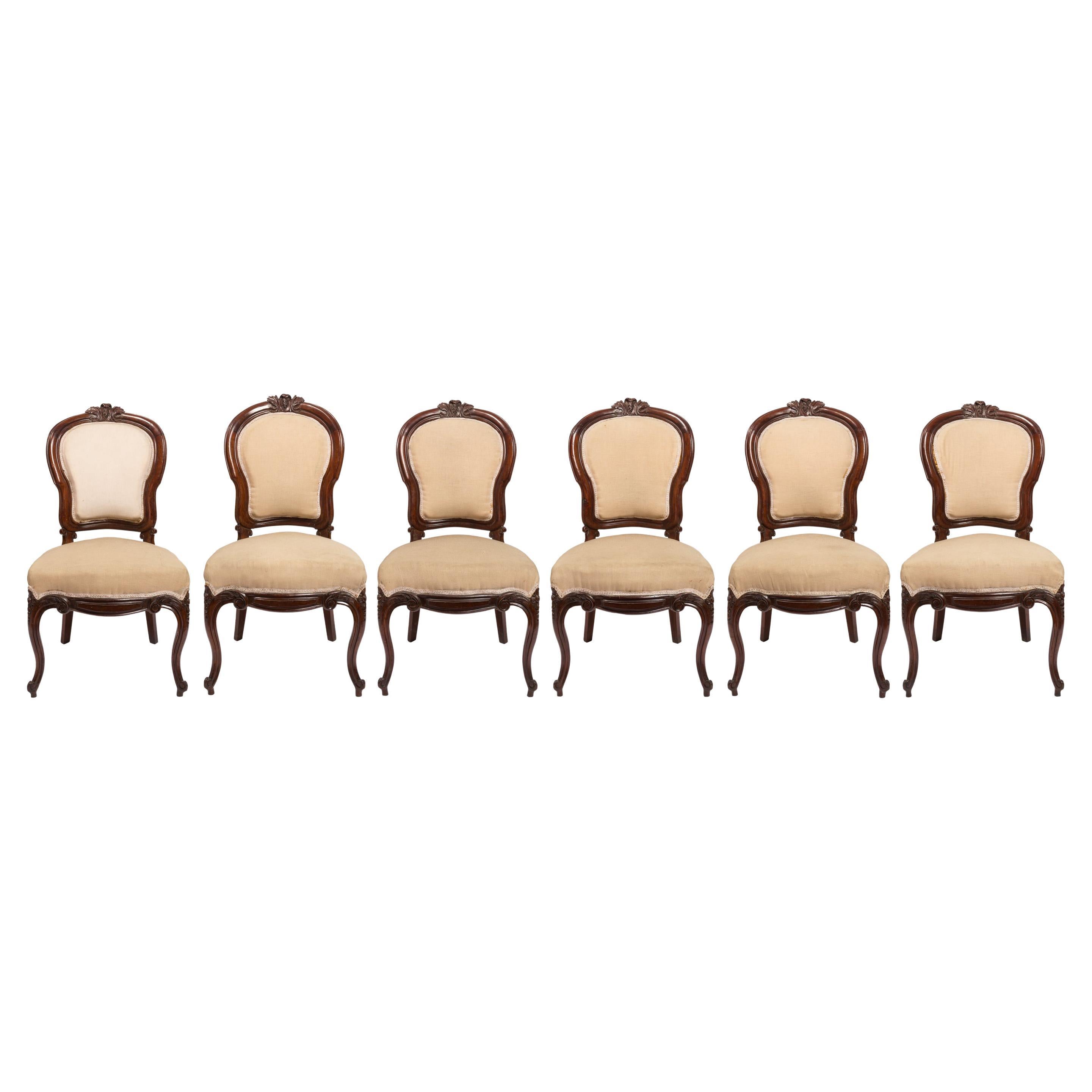 Ensemble de six chaises d'appoint espagnoles tapissées et sculptées de la période Isabelina/Victoriane en vente