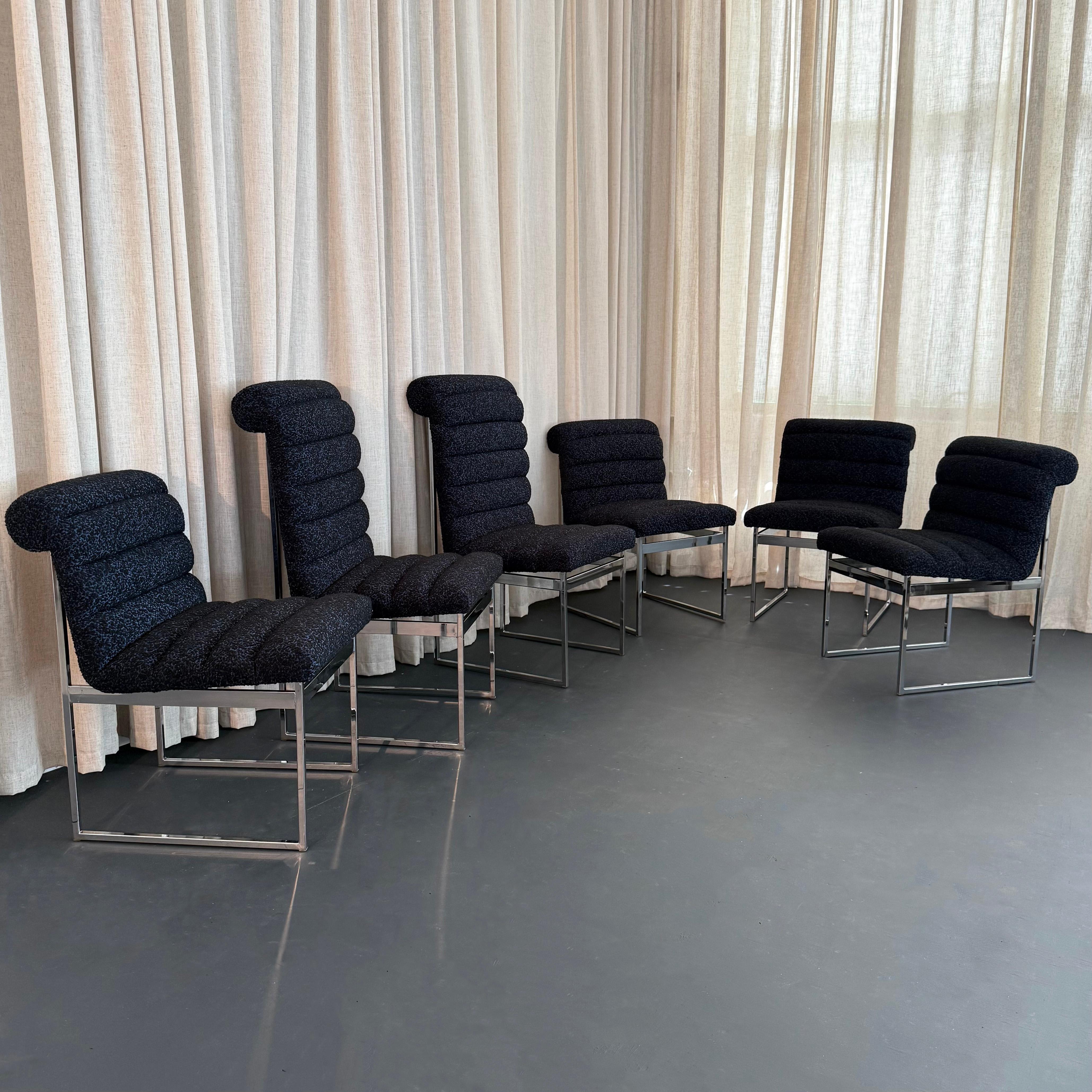 Questo elegante set di sei sedie da pranzo è realizzato nello stile del designer americano Milo Baughman, circa anni Settanta. Queste sedie moderne ed eleganti sono caratterizzate da telai minimali in acciaio cromato a barra piatta che conferiscono
