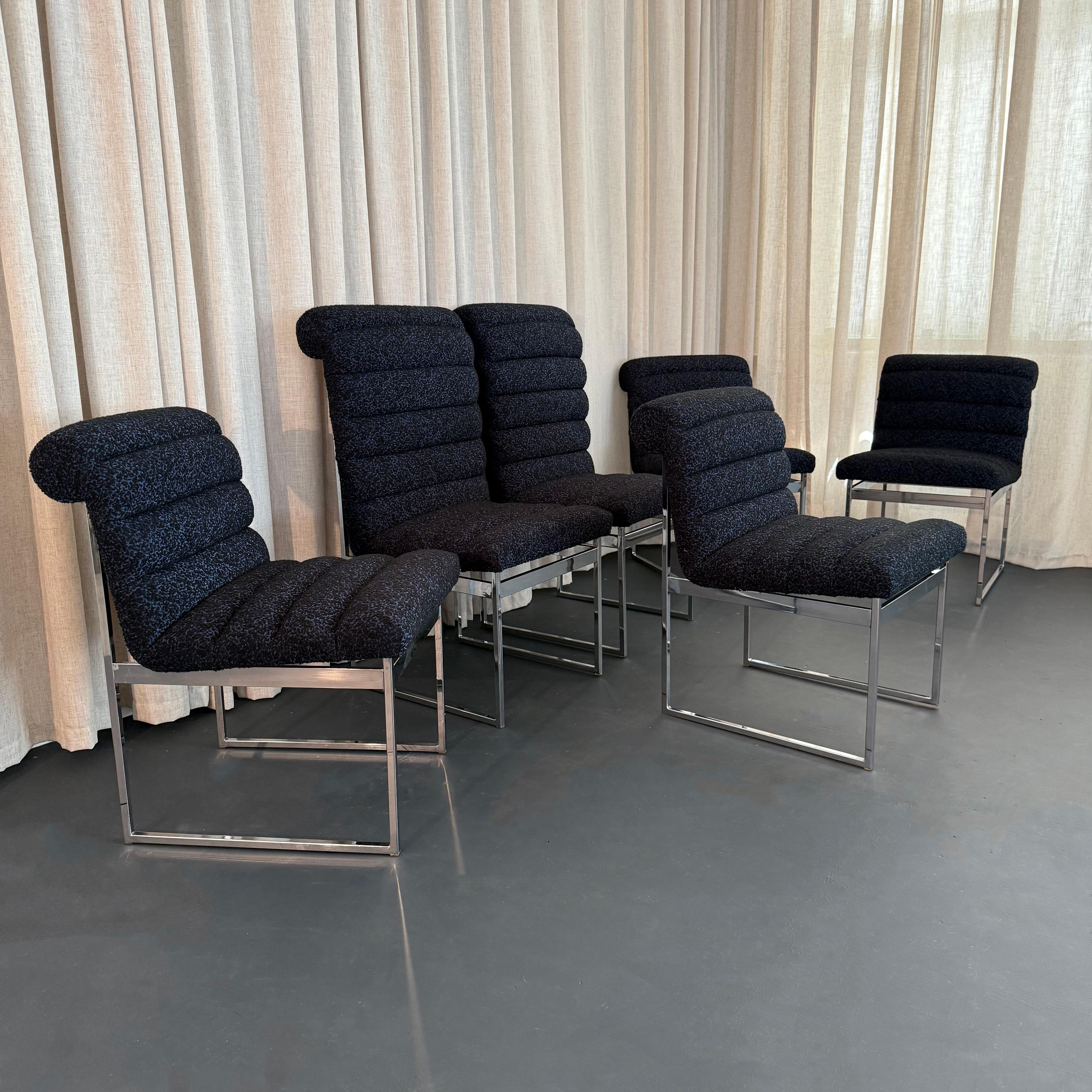 Mid-Century moderno Set di sei sedie da pranzo imbottite in stile Milo Baughman con rivestimento in cromo in vendita