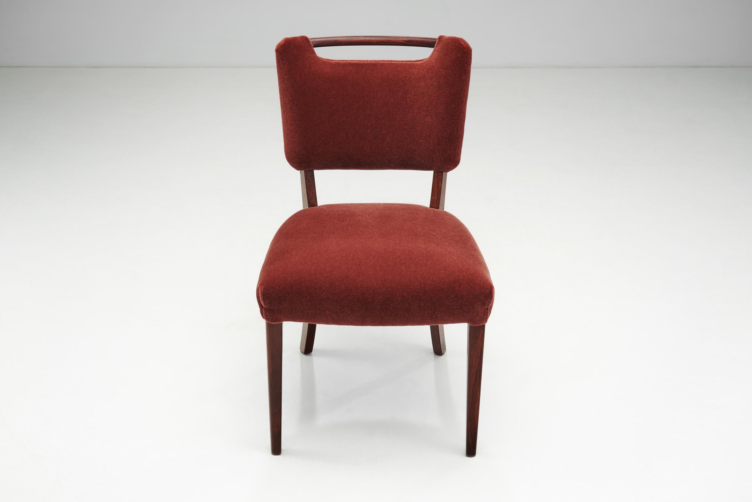 Ensemble de six chaises de salle à manger tapissées par un ébéniste européen, Europe, vers les années 1950 en vente 3