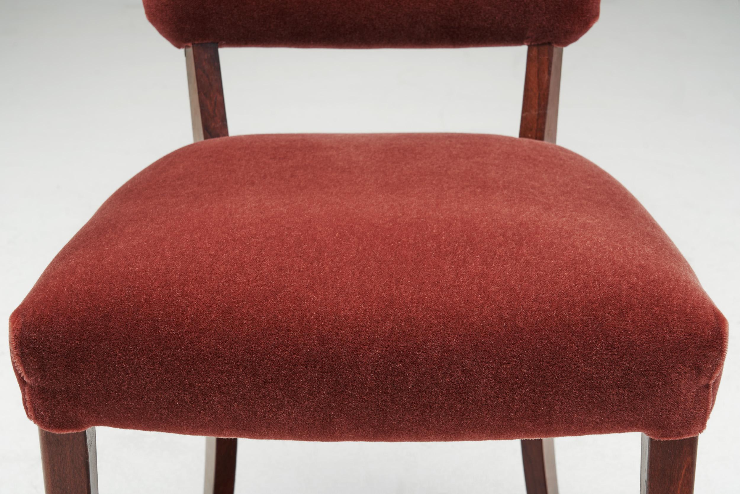 Ensemble de six chaises de salle à manger tapissées par un ébéniste européen, Europe, vers les années 1950 en vente 4