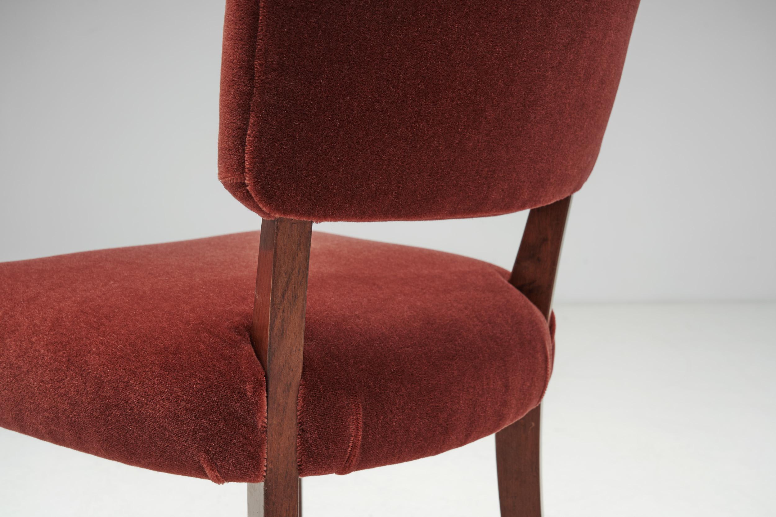 Ensemble de six chaises de salle à manger tapissées par un ébéniste européen, Europe, vers les années 1950 en vente 8