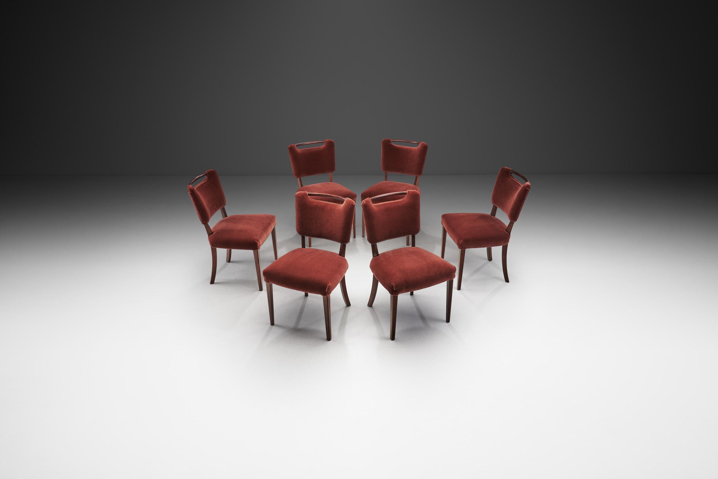 Mid-Century Modern Ensemble de six chaises de salle à manger tapissées par un ébéniste européen, Europe, vers les années 1950 en vente