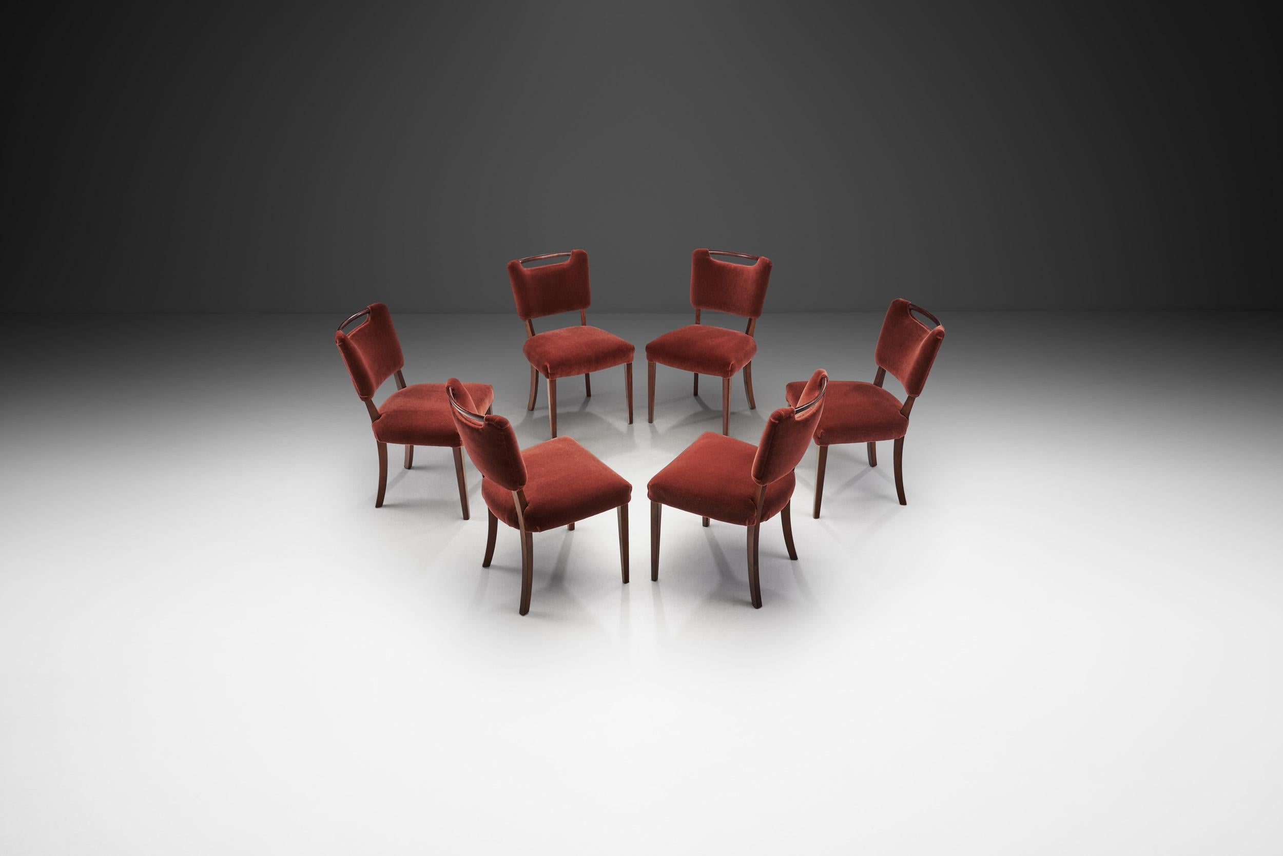 Européen Ensemble de six chaises de salle à manger tapissées par un ébéniste européen, Europe, vers les années 1950 en vente