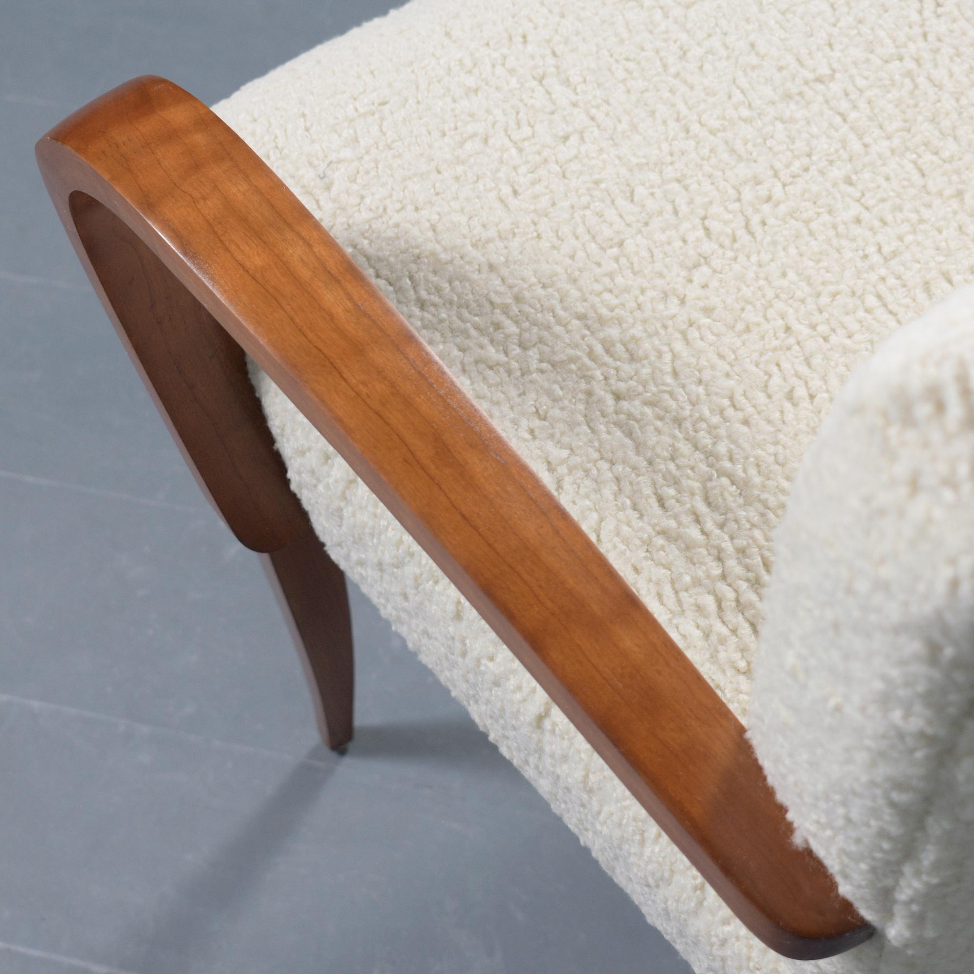 6 Sessel aus Nussbaumholz aus der Mitte des Jahrhunderts: Restaurierte Eleganz 5
