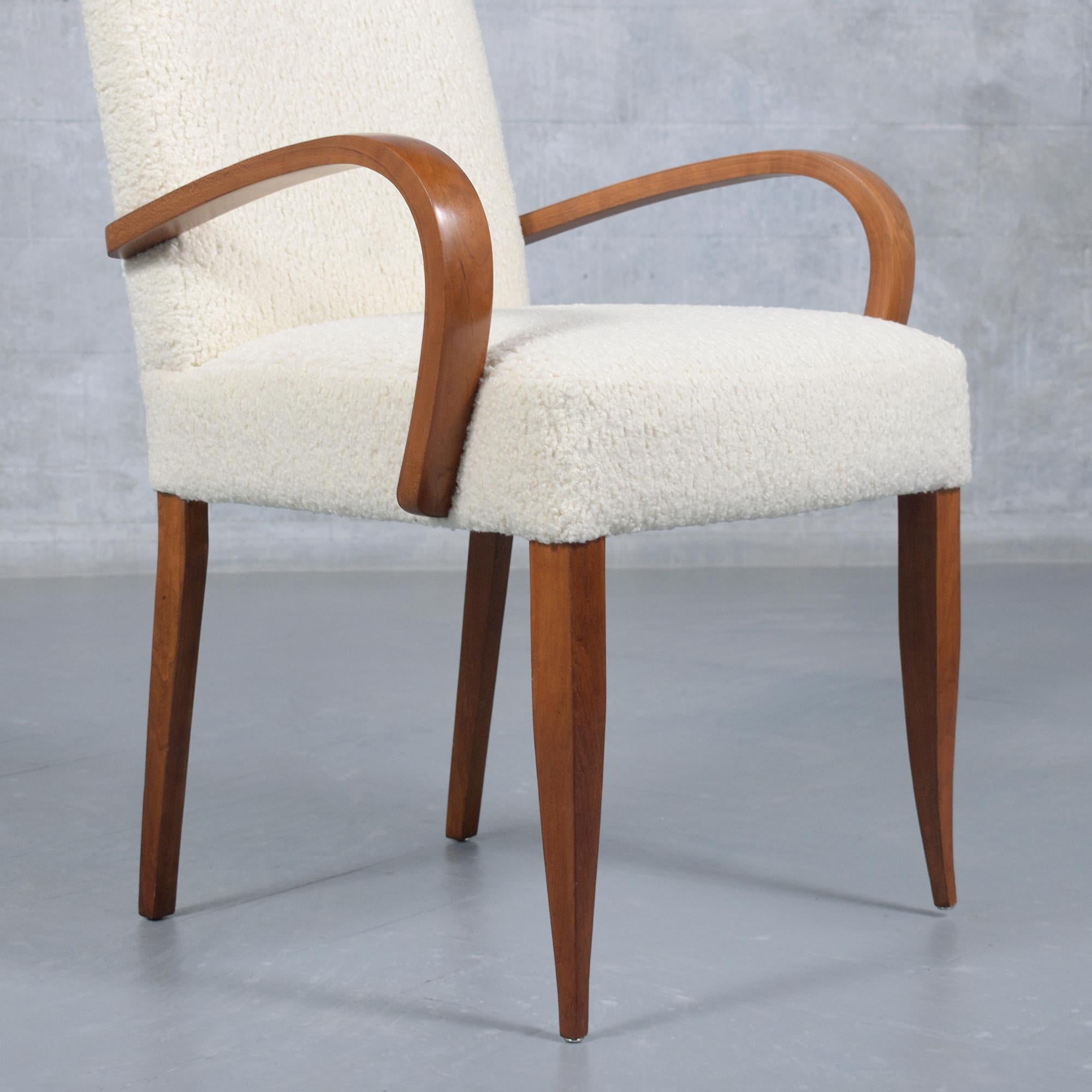 6 Sessel aus Nussbaumholz aus der Mitte des Jahrhunderts: Restaurierte Eleganz 1