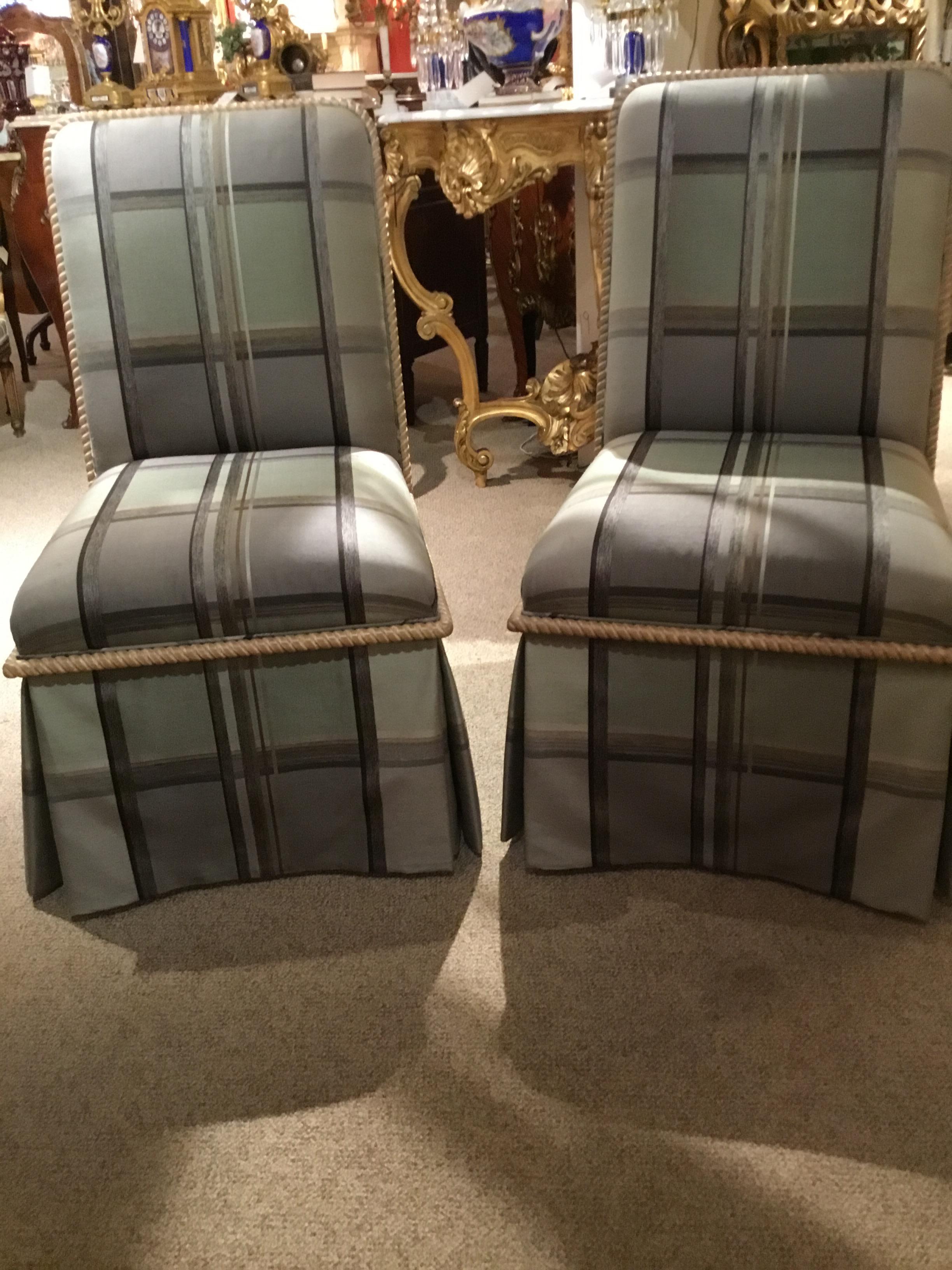 Chaises de salle à manger en soie rembourrée de haute qualité, de couleur sarcelle

Tissu. Fabriqué sur mesure avec une garniture en bois blanchi.