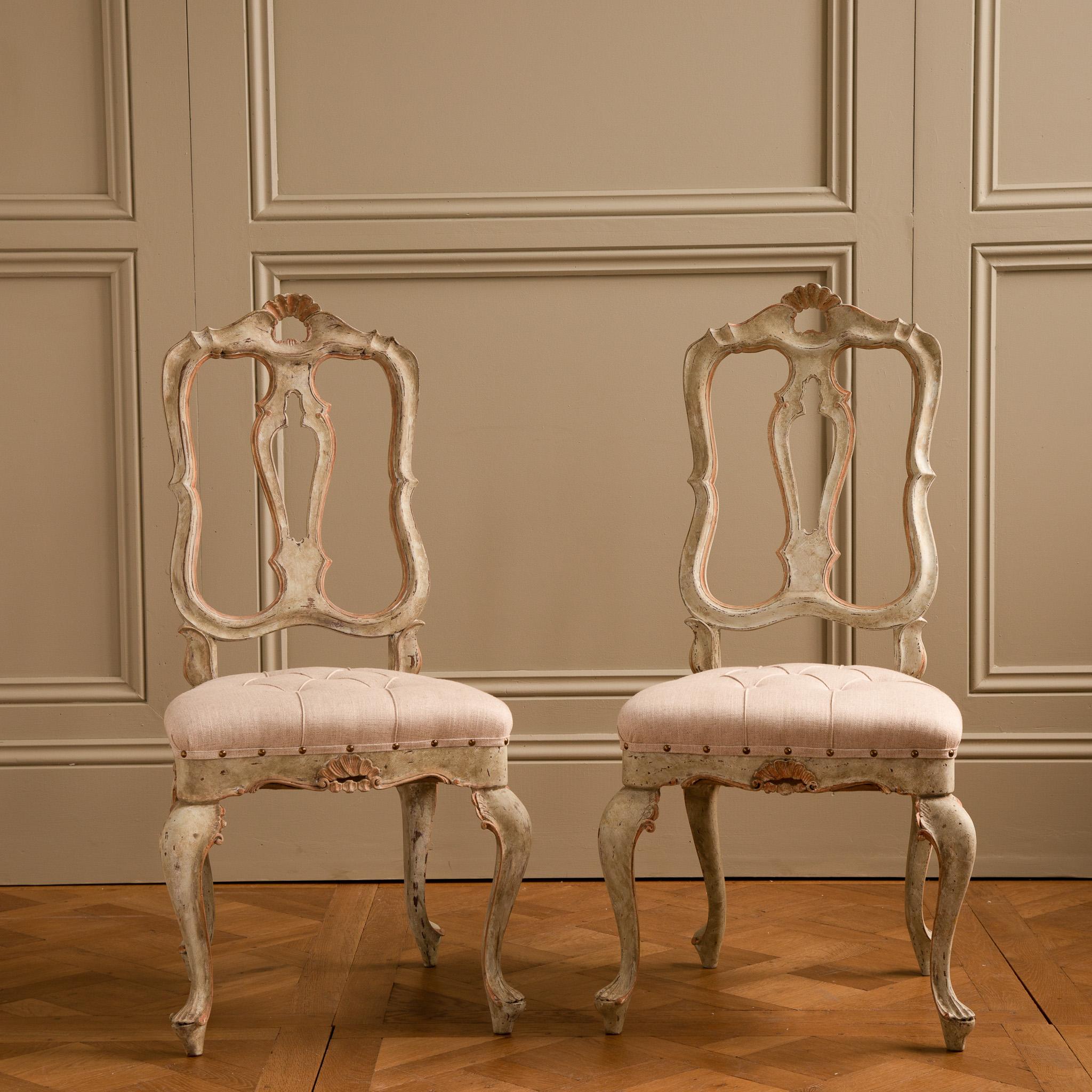 Début du 20e siècle Ensemble de six chaises de salle à manger vénitiennes peintes avec un reflet or vieilli. 
Ils l'ont retapissé avec un tissu en lin.