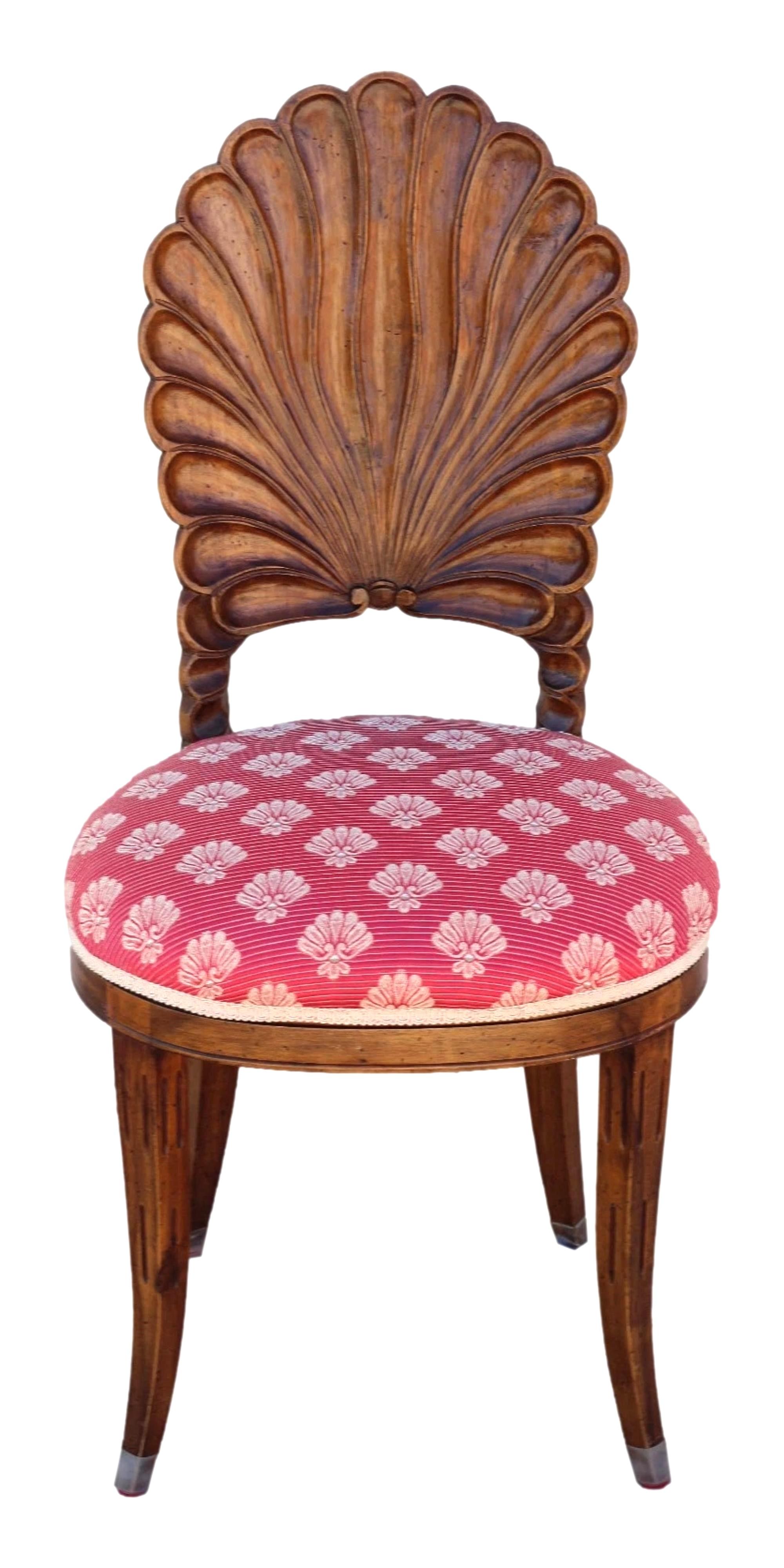Set di sei eleganti sedie da pranzo con schienale a conchiglia in legno intagliato di Wood Wood, con design smerlato e sedute in tessuto imbottito. La qualità dell'artigianato è evidente in questo set. Il legno sapientemente intagliato ha una ricca