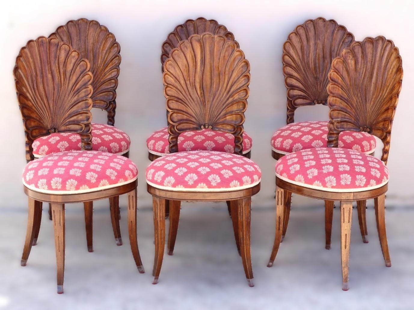Hollywood Regency Set di sei sedie da pranzo con schienale a conchiglia in legno intagliato in stile grotta veneziana in vendita