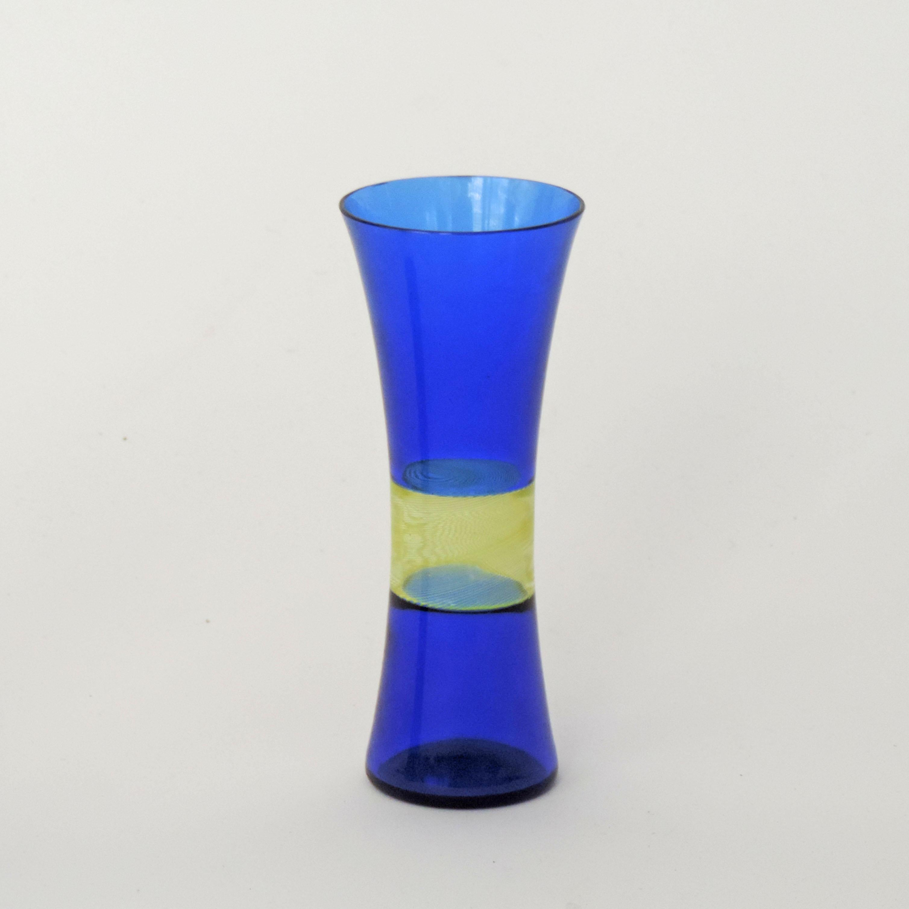 Set of six Venini champagne drinking glasses in blue and yellow mezza filigrana Murano glass.