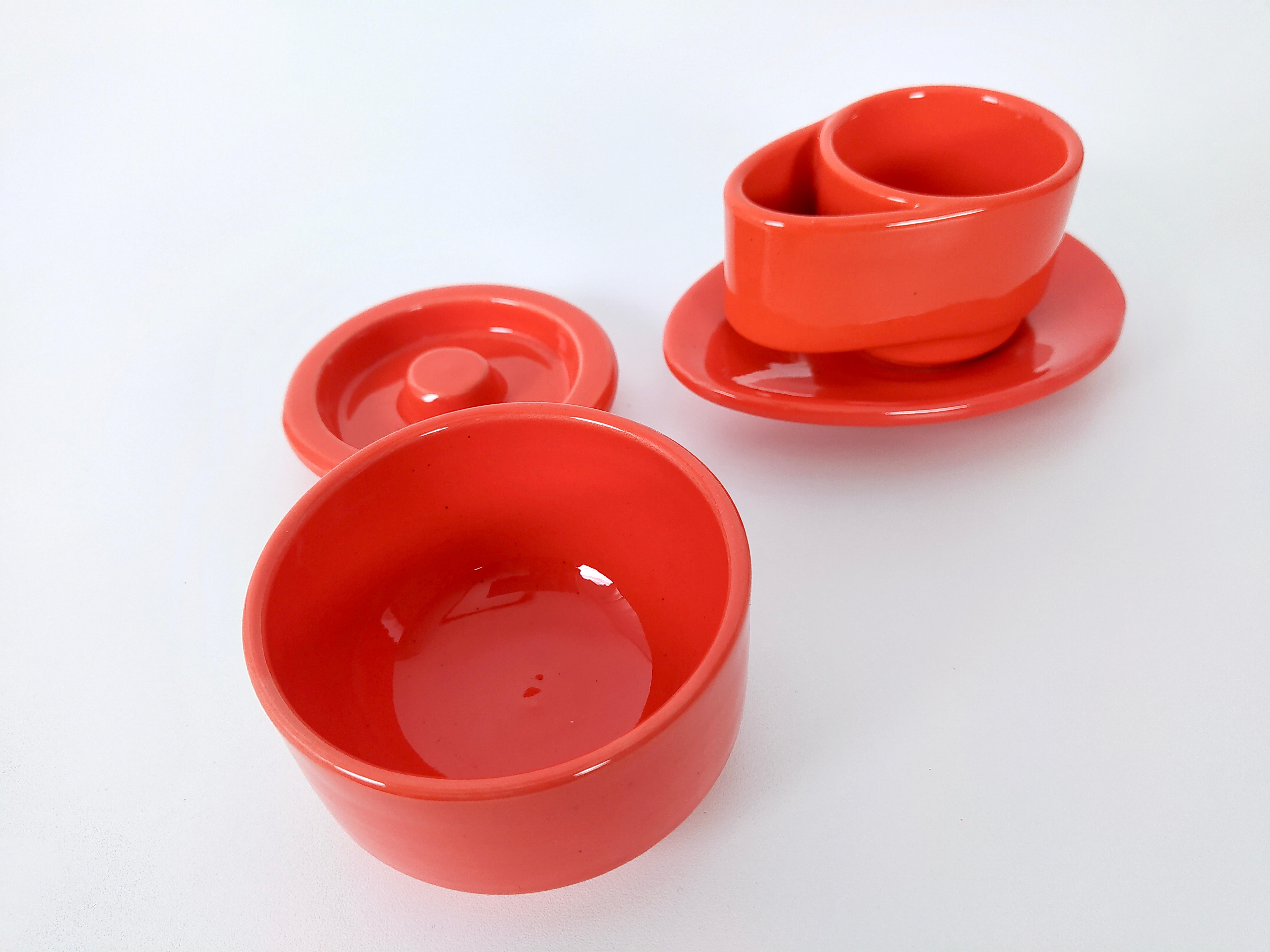 Italian Set of Six Postmodern Vermilion Cups, Sugar Bowl and Plate by Parravicini, Italy For Sale