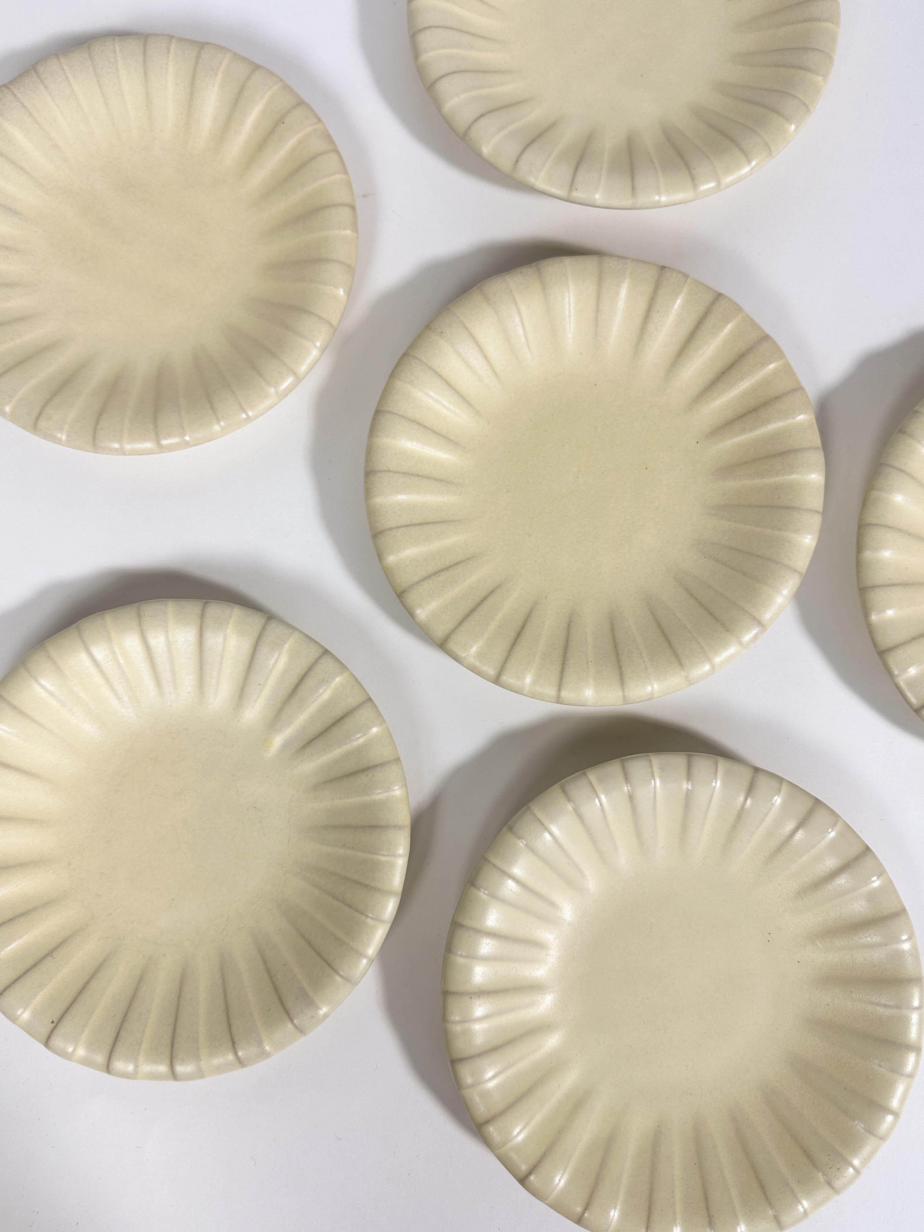 Hand-Crafted Set of Six Vicke Lindstrand Plates Butter Yellow Ceramic Upsala Ekeby 1940s For Sale