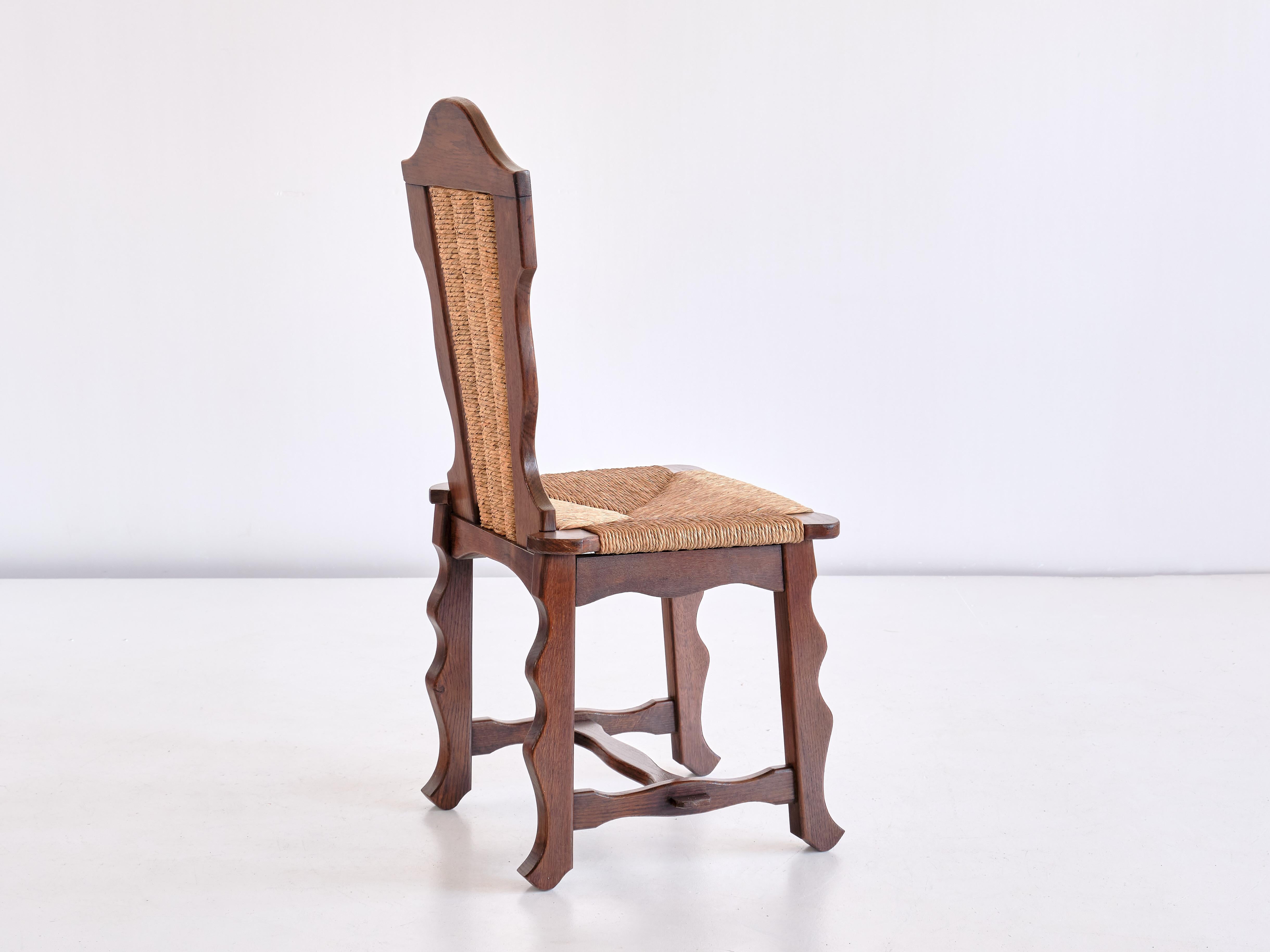 Ensemble de six chaises de salle à manger en chêne et jonc attribuées à Victor Courtray, années 1950 en vente 3