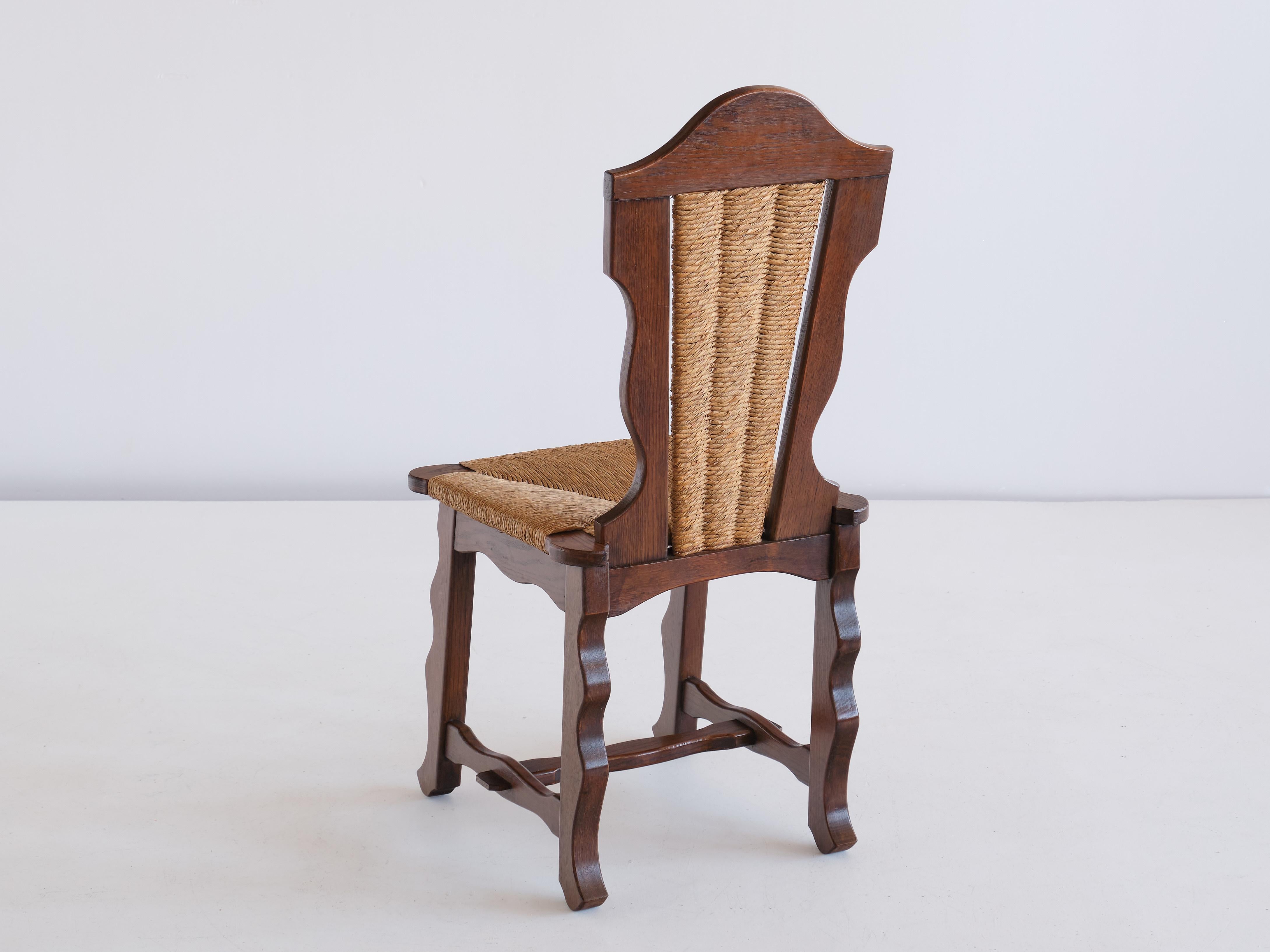 Ensemble de six chaises de salle à manger en chêne et jonc attribuées à Victor Courtray, années 1950 en vente 4