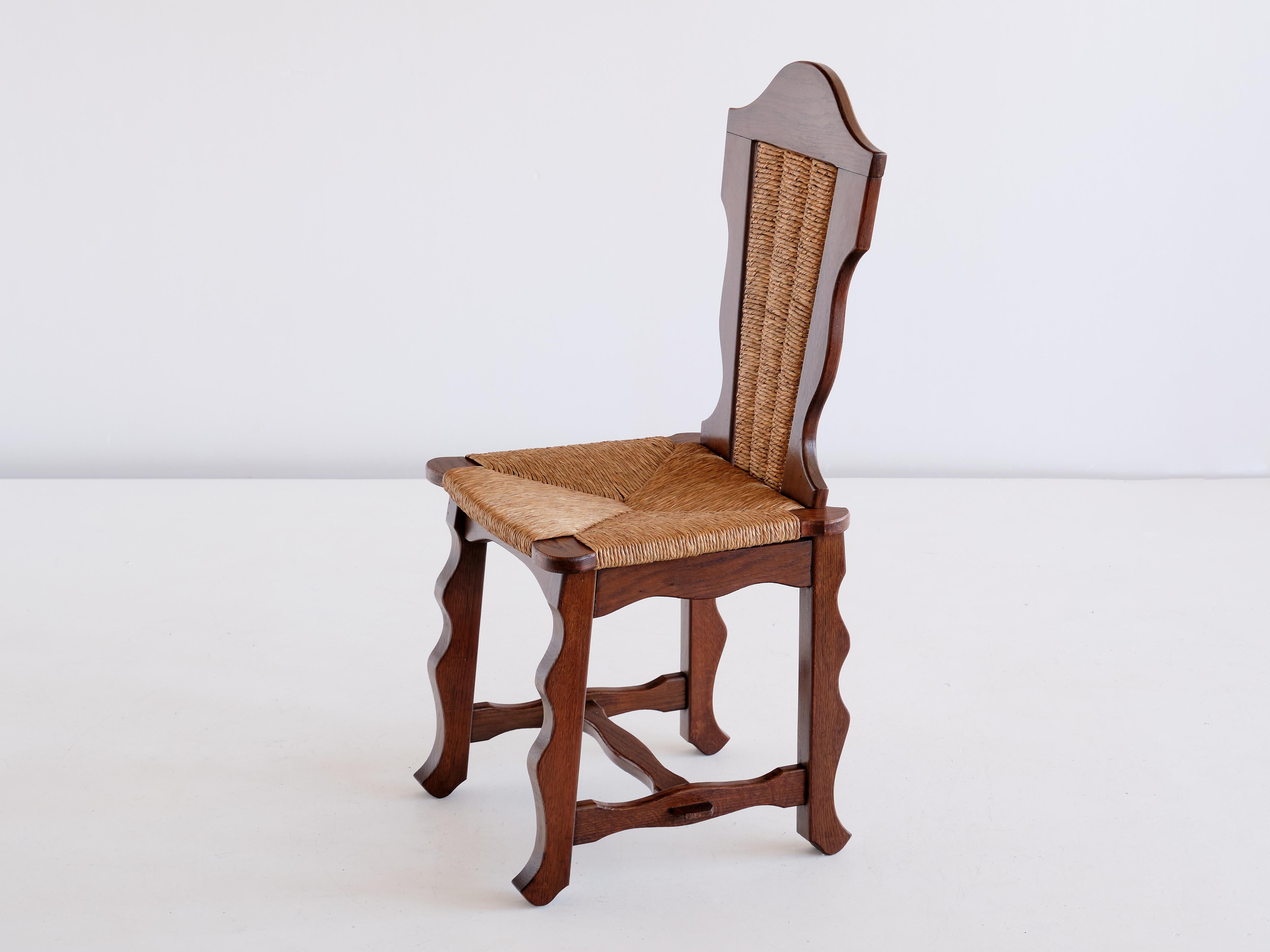 Ensemble de six chaises de salle à manger en chêne et jonc attribuées à Victor Courtray, années 1950 en vente 5