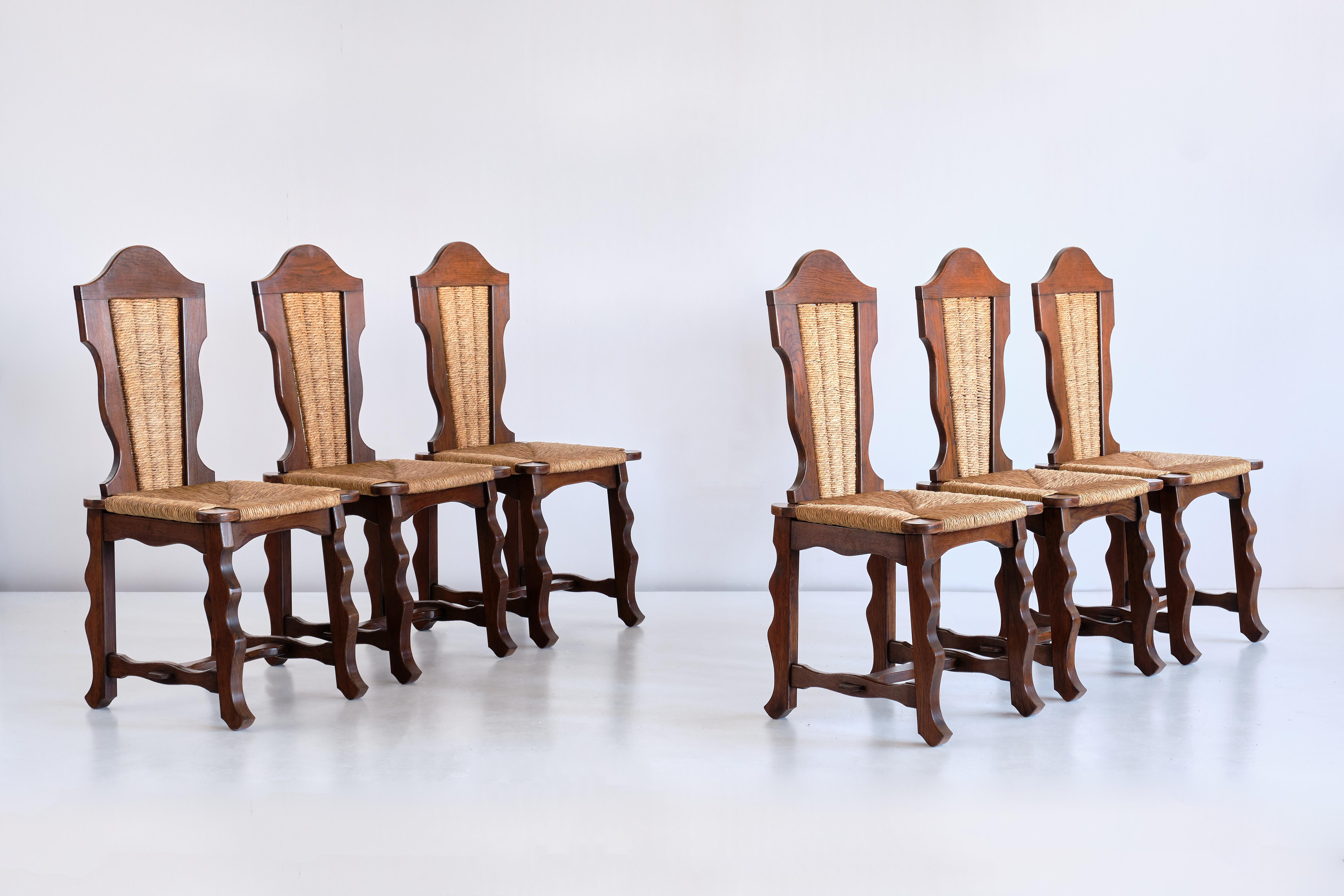 Ensemble de six chaises de salle à manger en chêne et jonc attribuées à Victor Courtray, années 1950 en vente 6