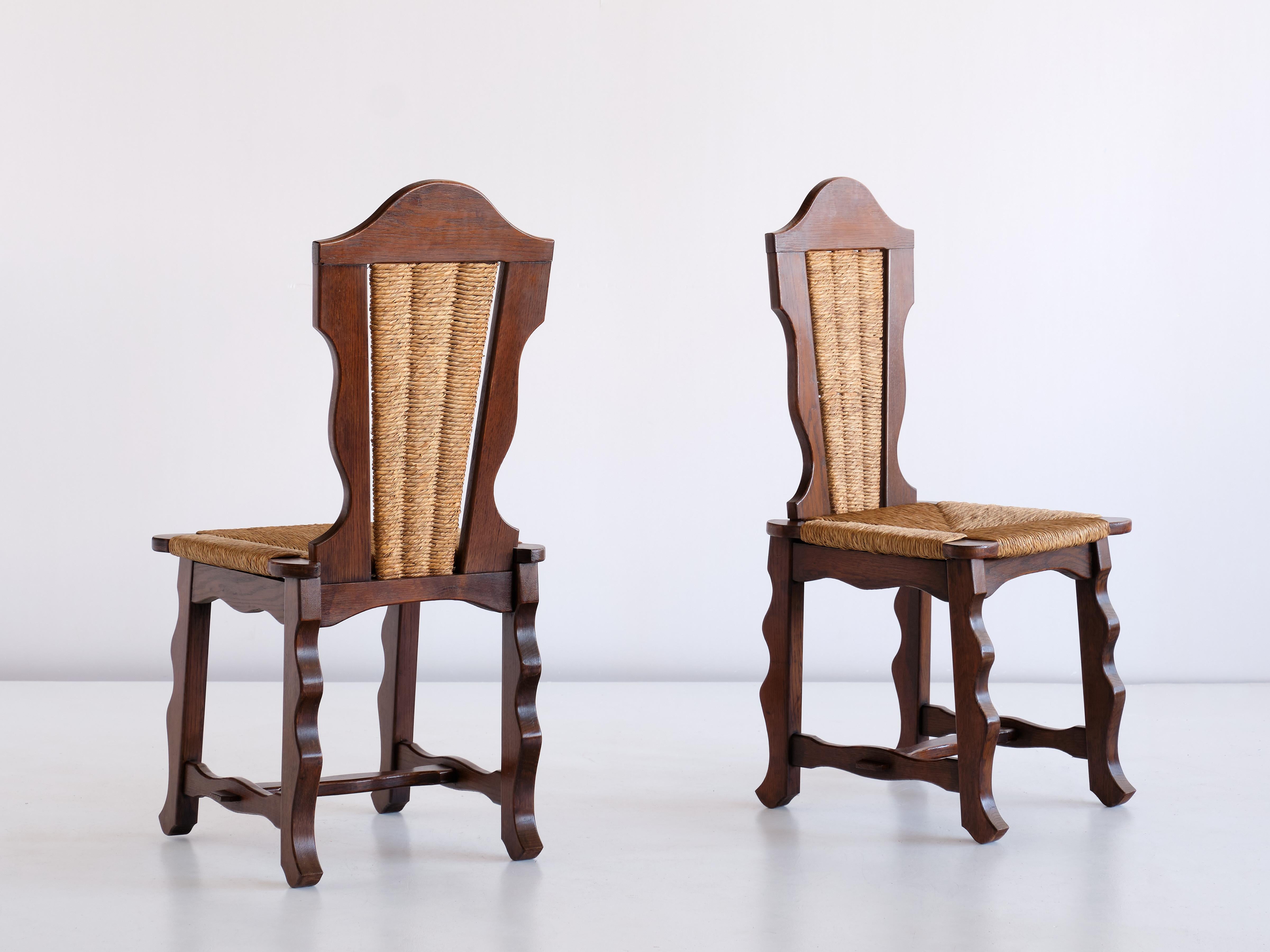 Brutalisme Ensemble de six chaises de salle à manger en chêne et jonc attribuées à Victor Courtray, années 1950 en vente