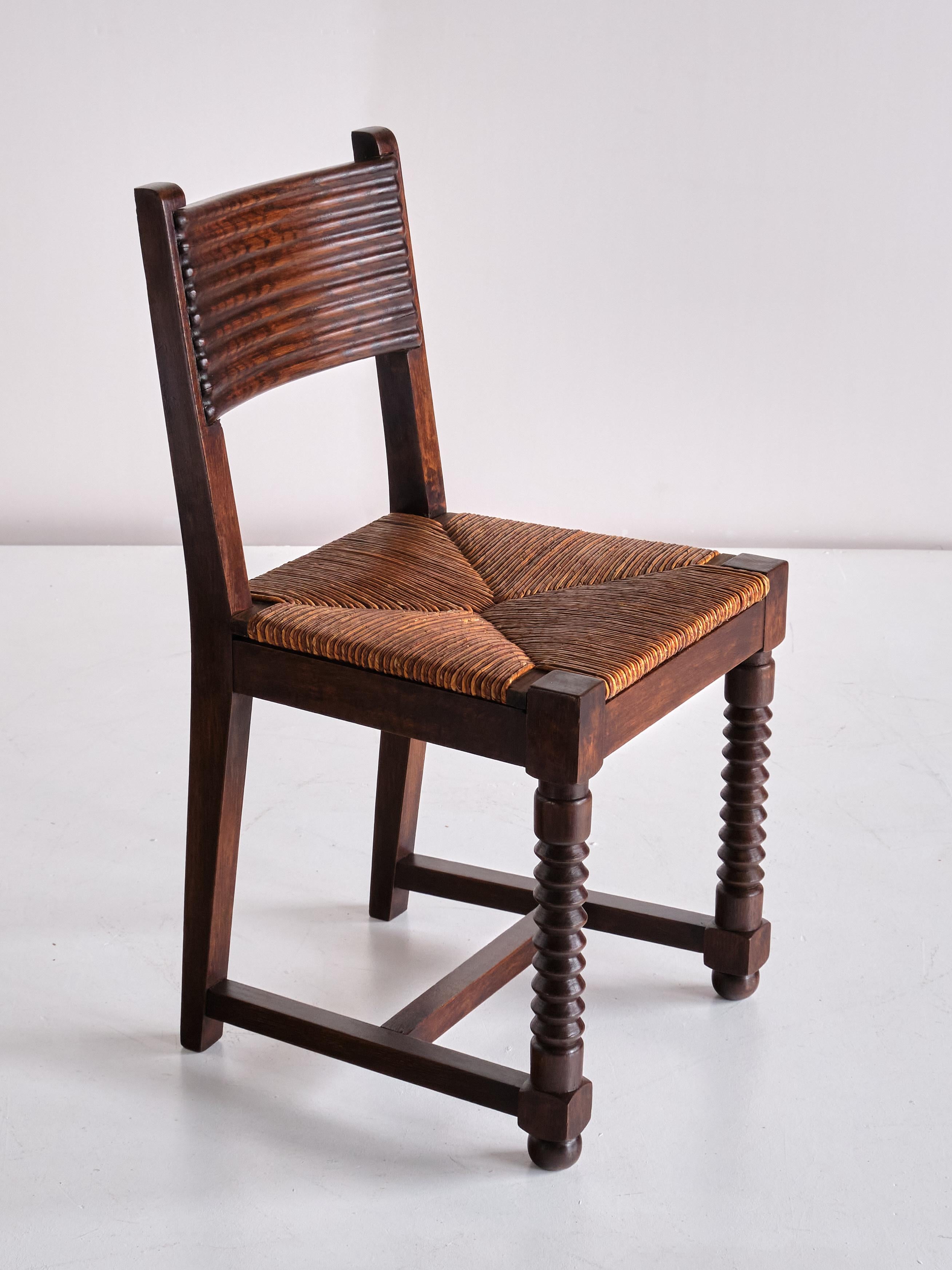 Ensemble de six chaises de salle à manger Victor Courtray en chêne et jonc, France, années 1940 en vente 4