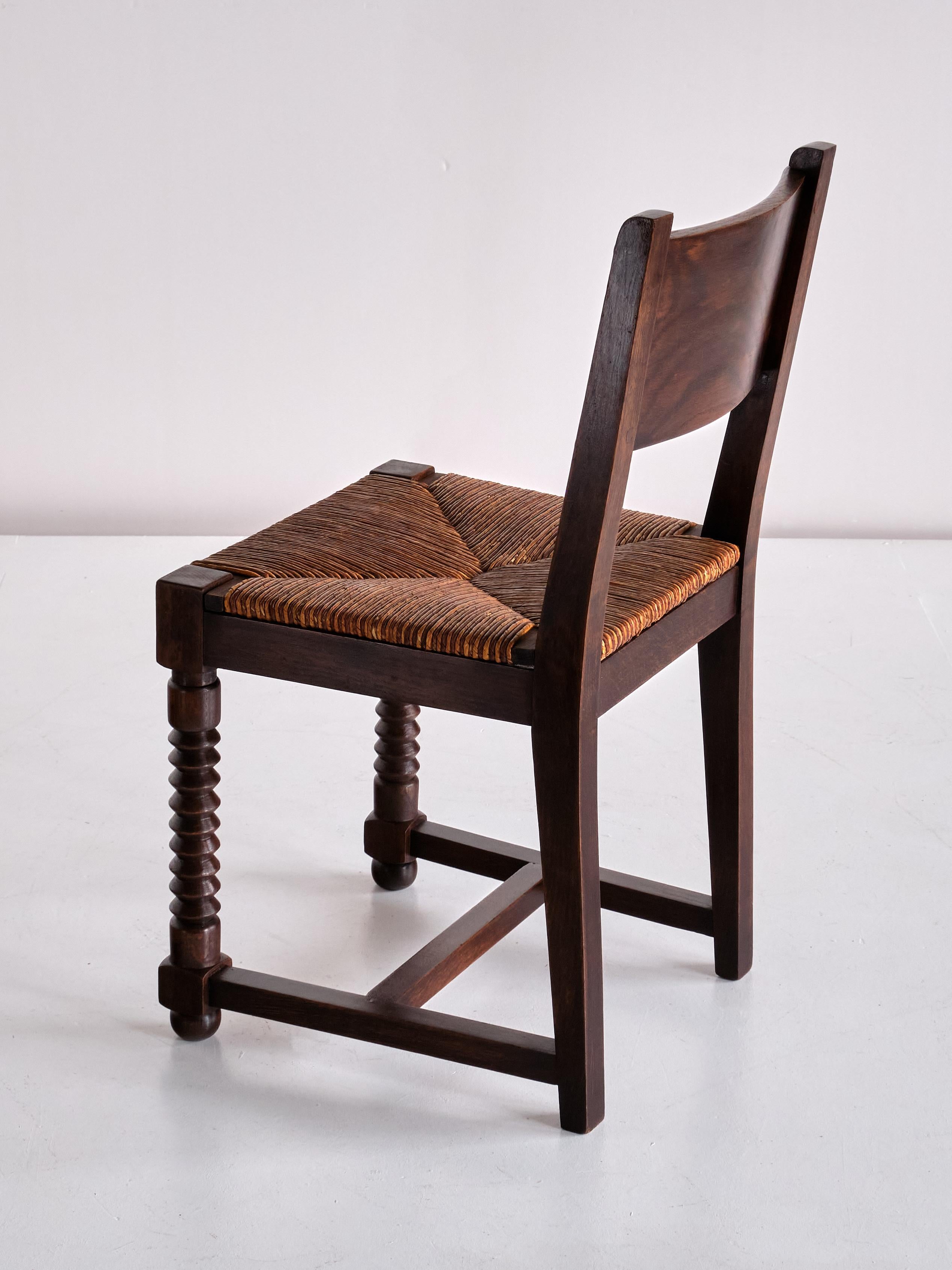 Ensemble de six chaises de salle à manger Victor Courtray en chêne et jonc, France, années 1940 en vente 9