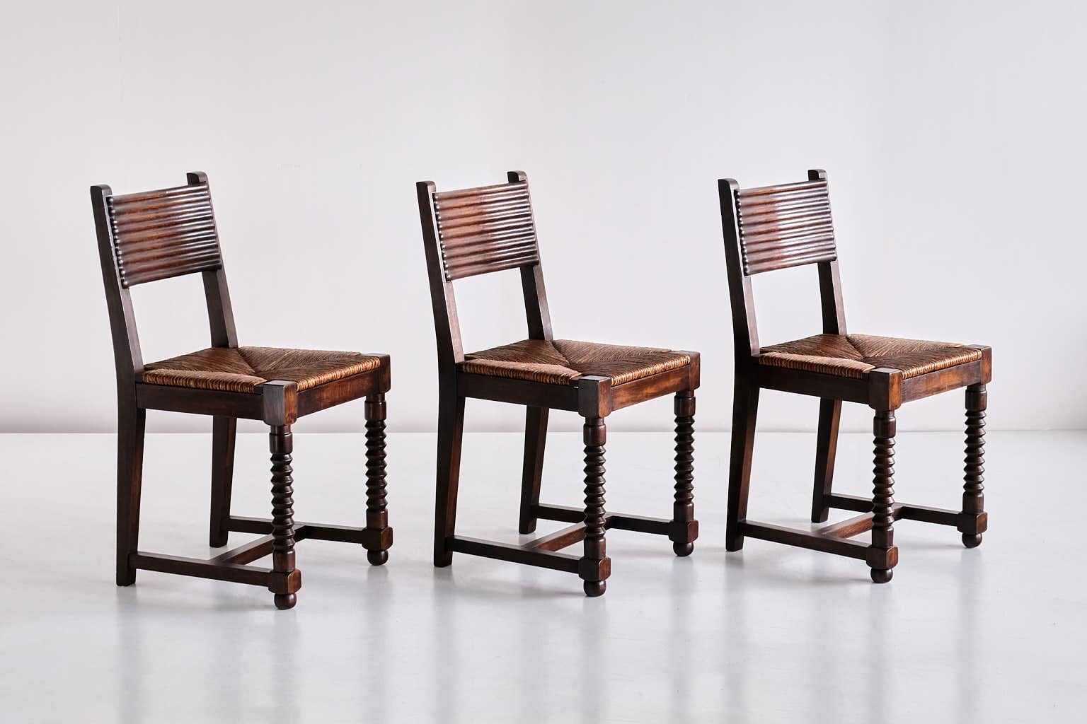 Brutalisme Ensemble de six chaises de salle à manger Victor Courtray en chêne et jonc, France, années 1940 en vente