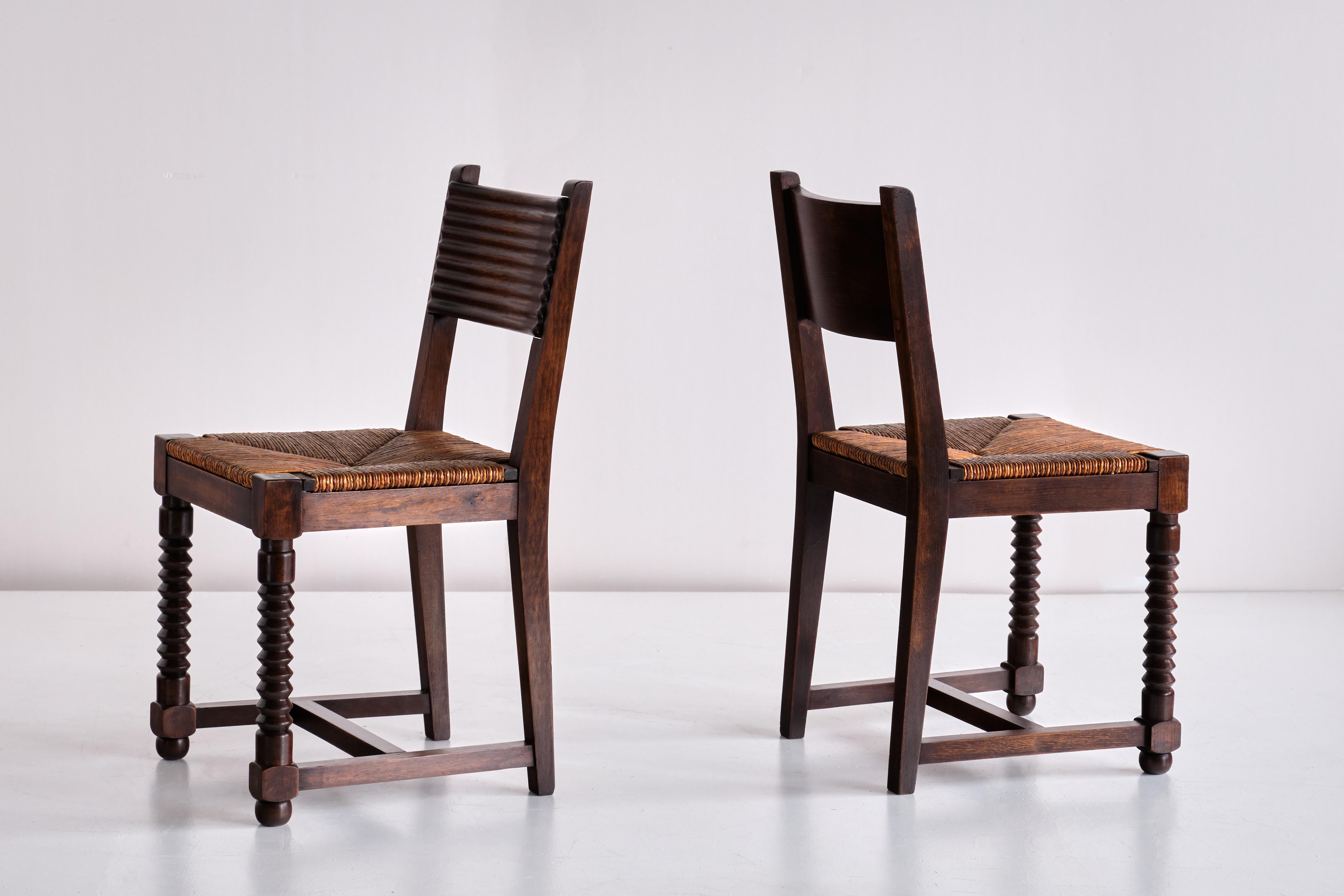 Milieu du XXe siècle Ensemble de six chaises de salle à manger Victor Courtray en chêne et jonc, France, années 1940 en vente