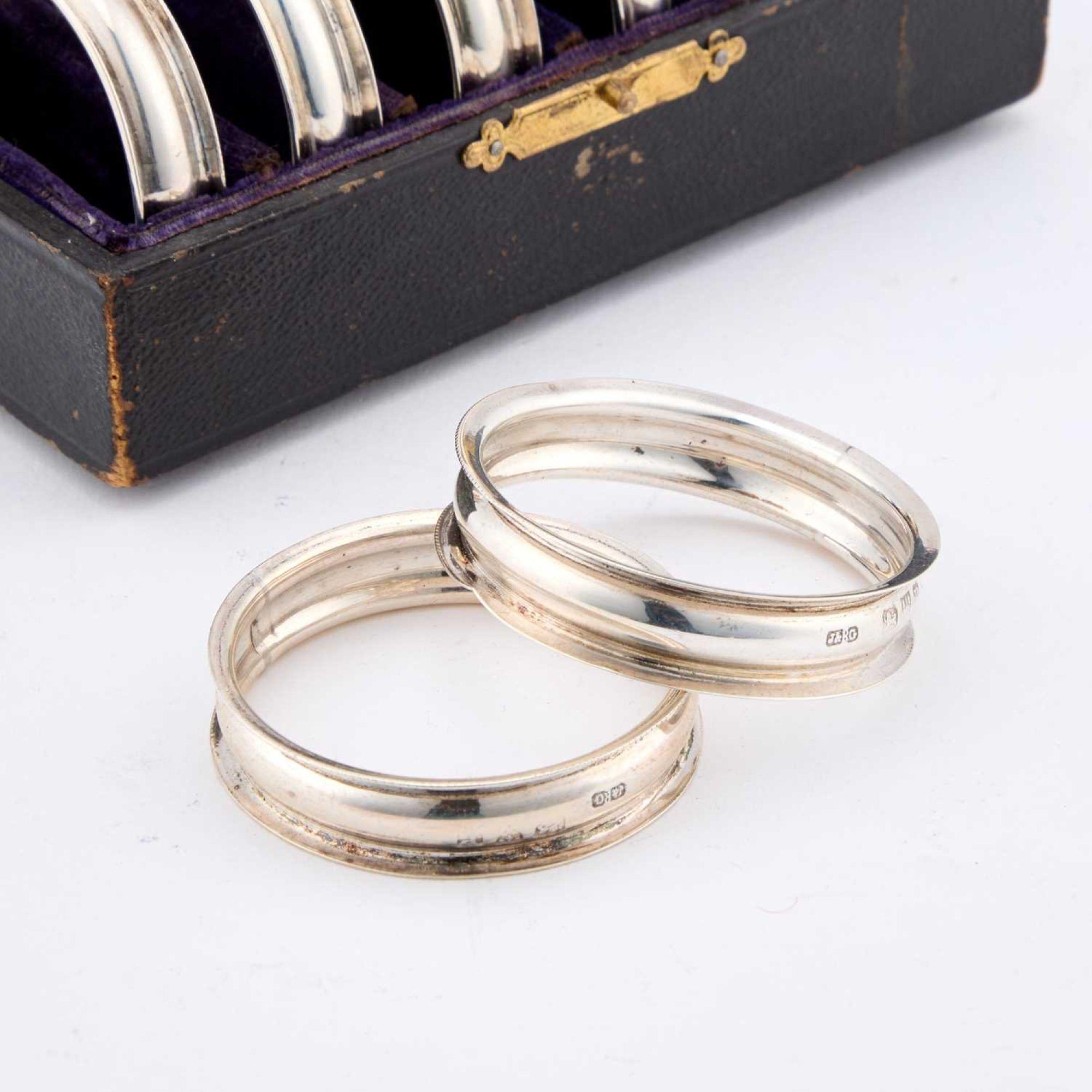 Set di sei portatovaglioli d'argento Chester vittoriano
UN SET DI SEI PORTATOVAGLIOLI D'ARGENTO VITTORIANO
di J. & R. Griffin, con marchio Chester 1898, ciascuno di forma circolare semplice, in astuccio originale. Le dimensioni sono di circa 4,4 cm 